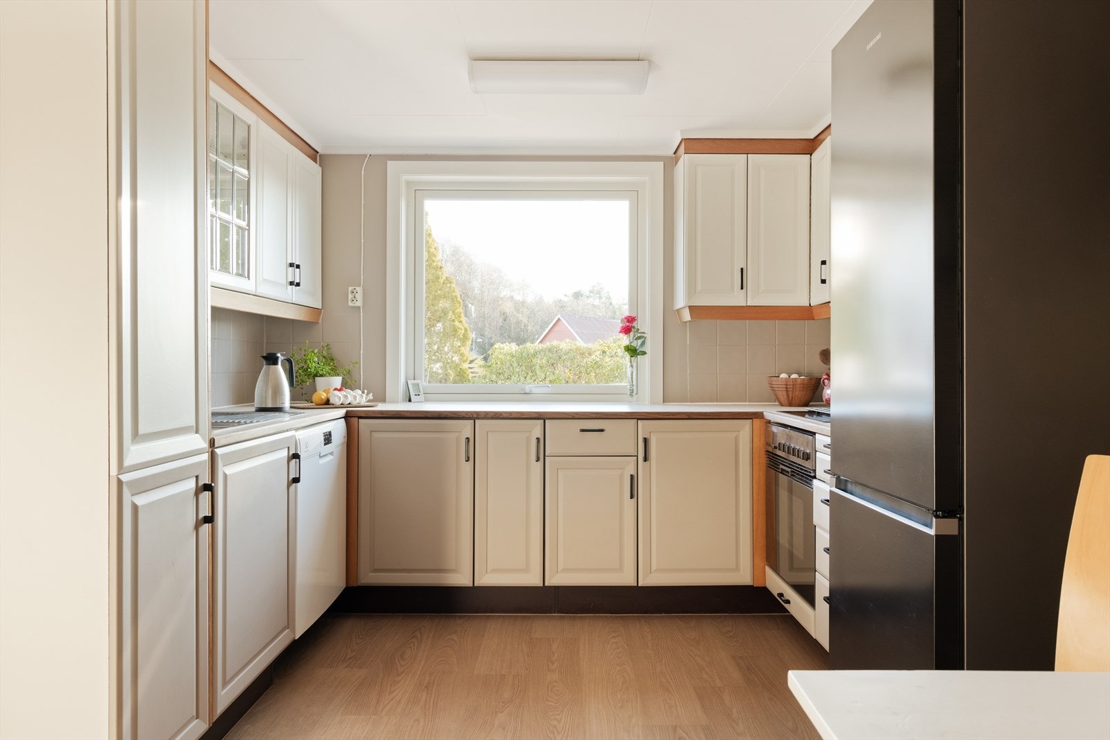 Kjøkkenet er lyst og romslig med god plass for matlaging og oppbevaring Galleribilde