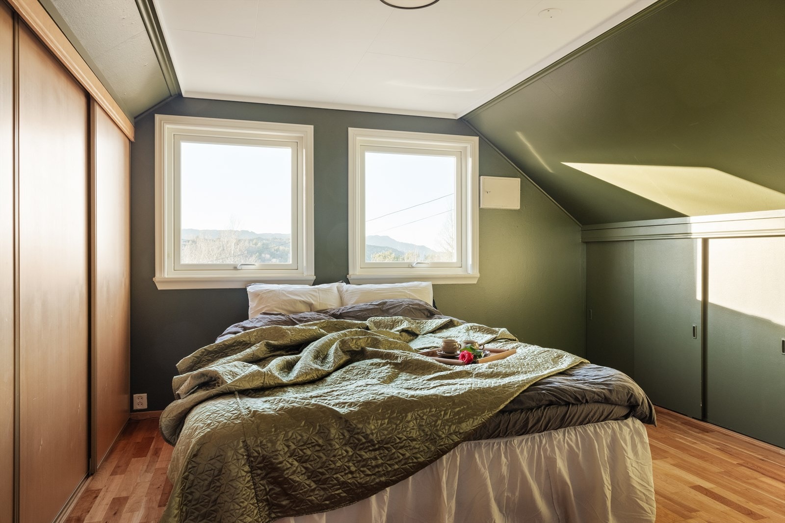 Hovedsoverommet er lyst, luftig og har rikelig med skapplass Galleribilde