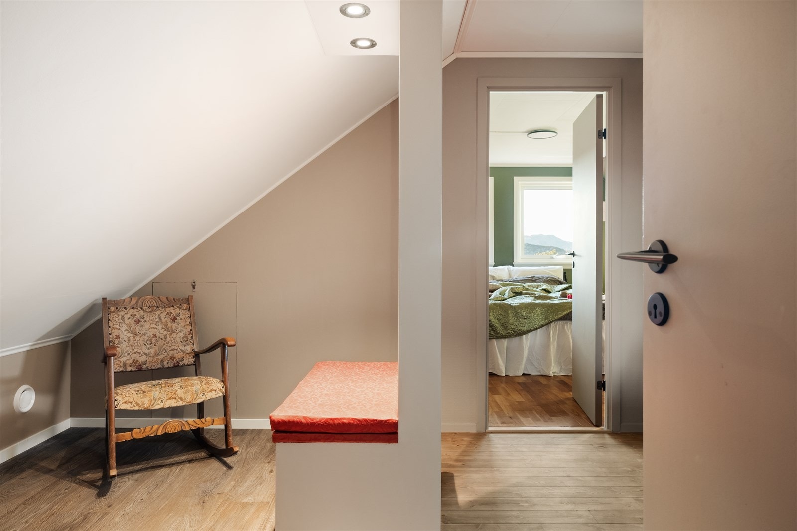 Separat fløy med en romslig gang, soverom og bad Galleribilde