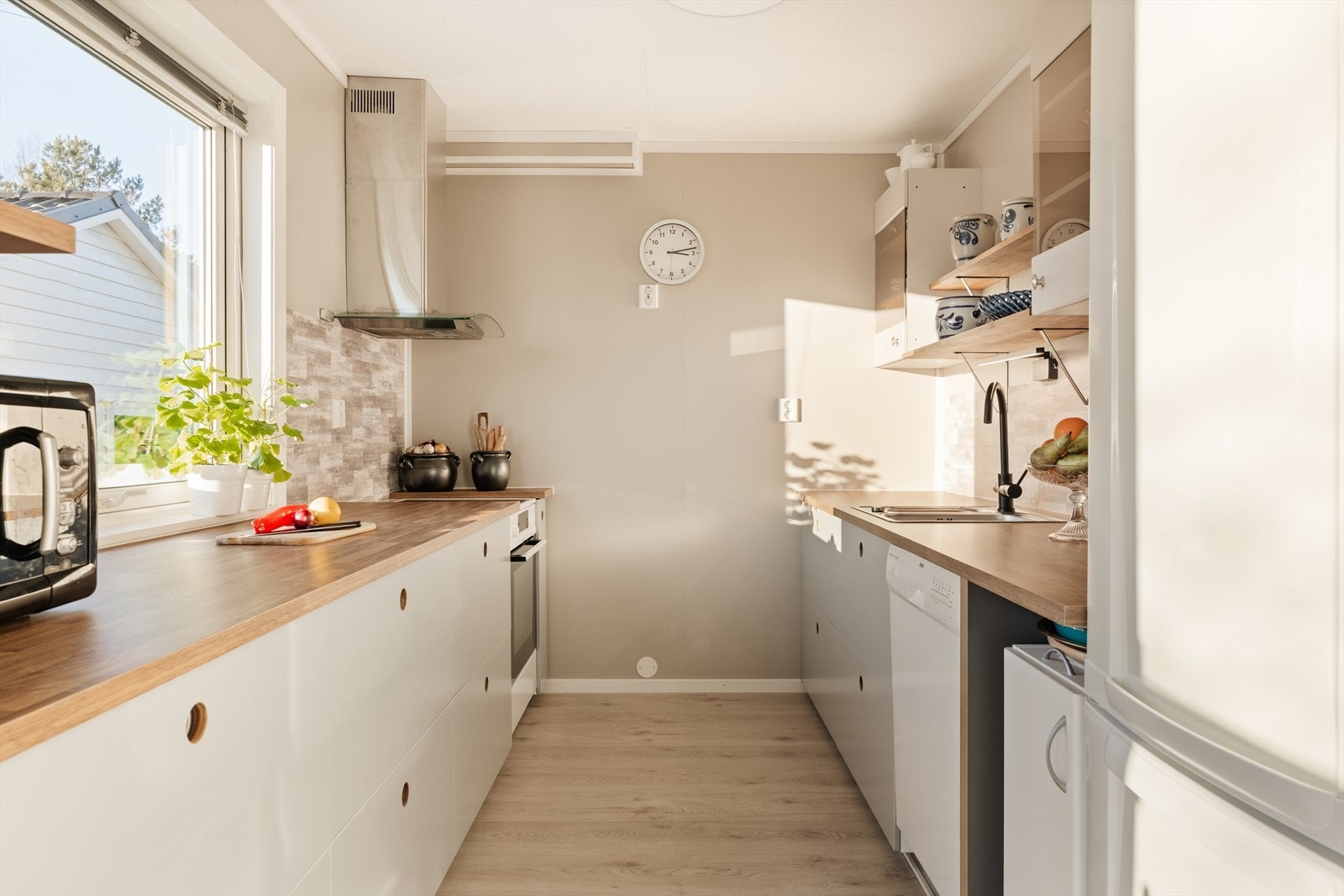 Direkte adkomst fra stuen til kjøkkenet gir en god flyt i boligen Galleribilde