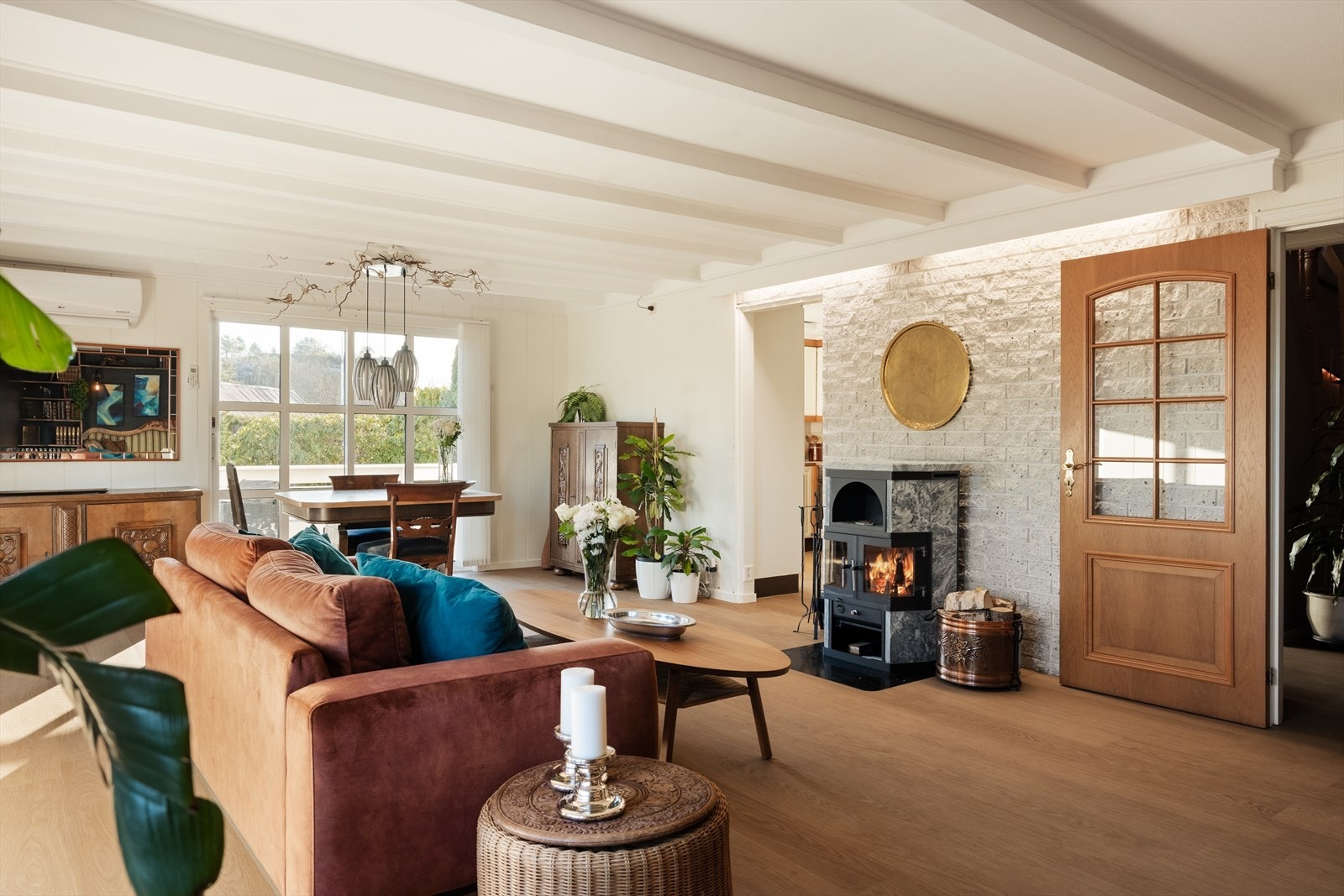 Stuen fungerer godt som boligens naturlige samlingspunkt Galleribilde