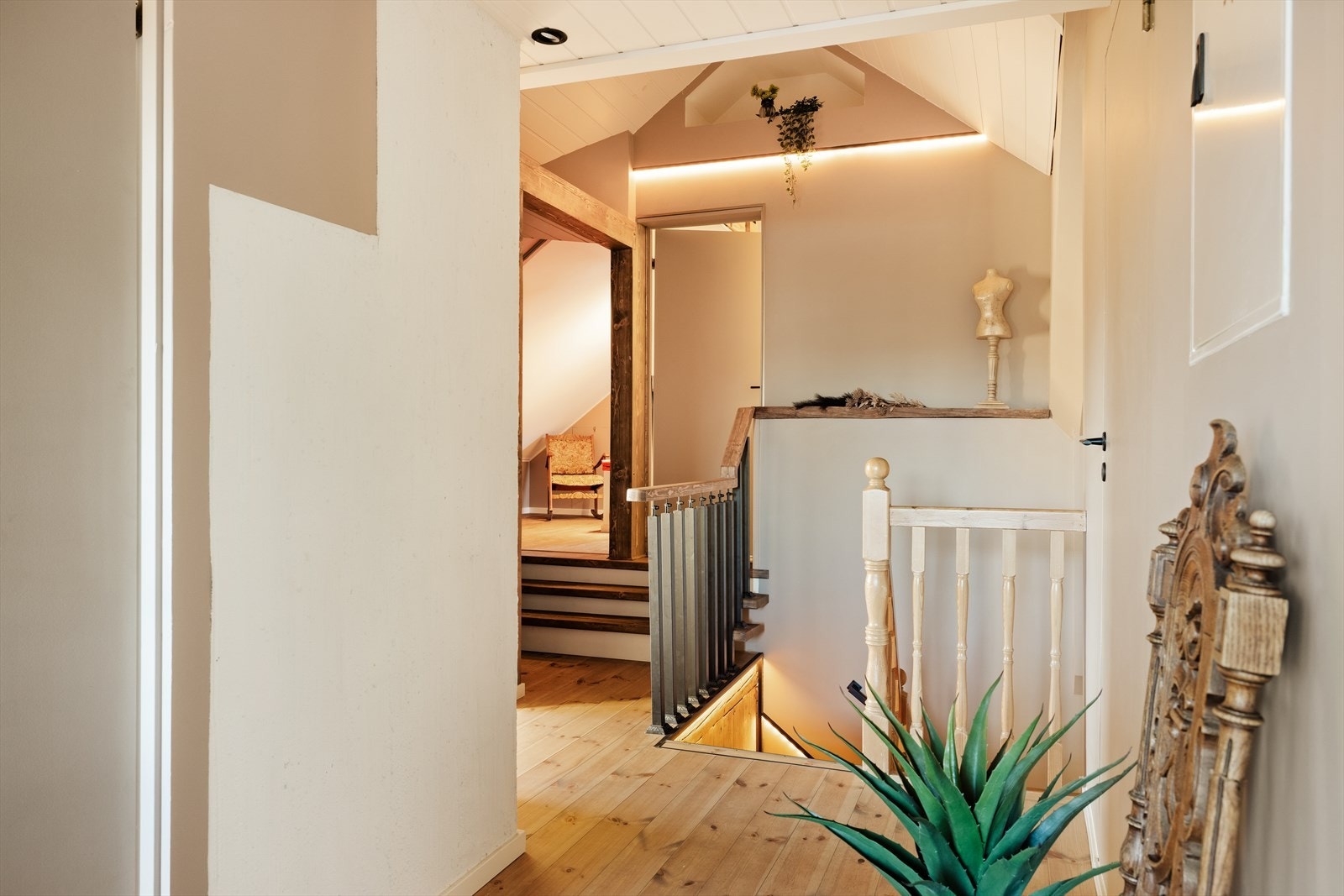 I motsatt ende finner man to bad og en separat fløy med bad, soverom og gang. Galleribilde