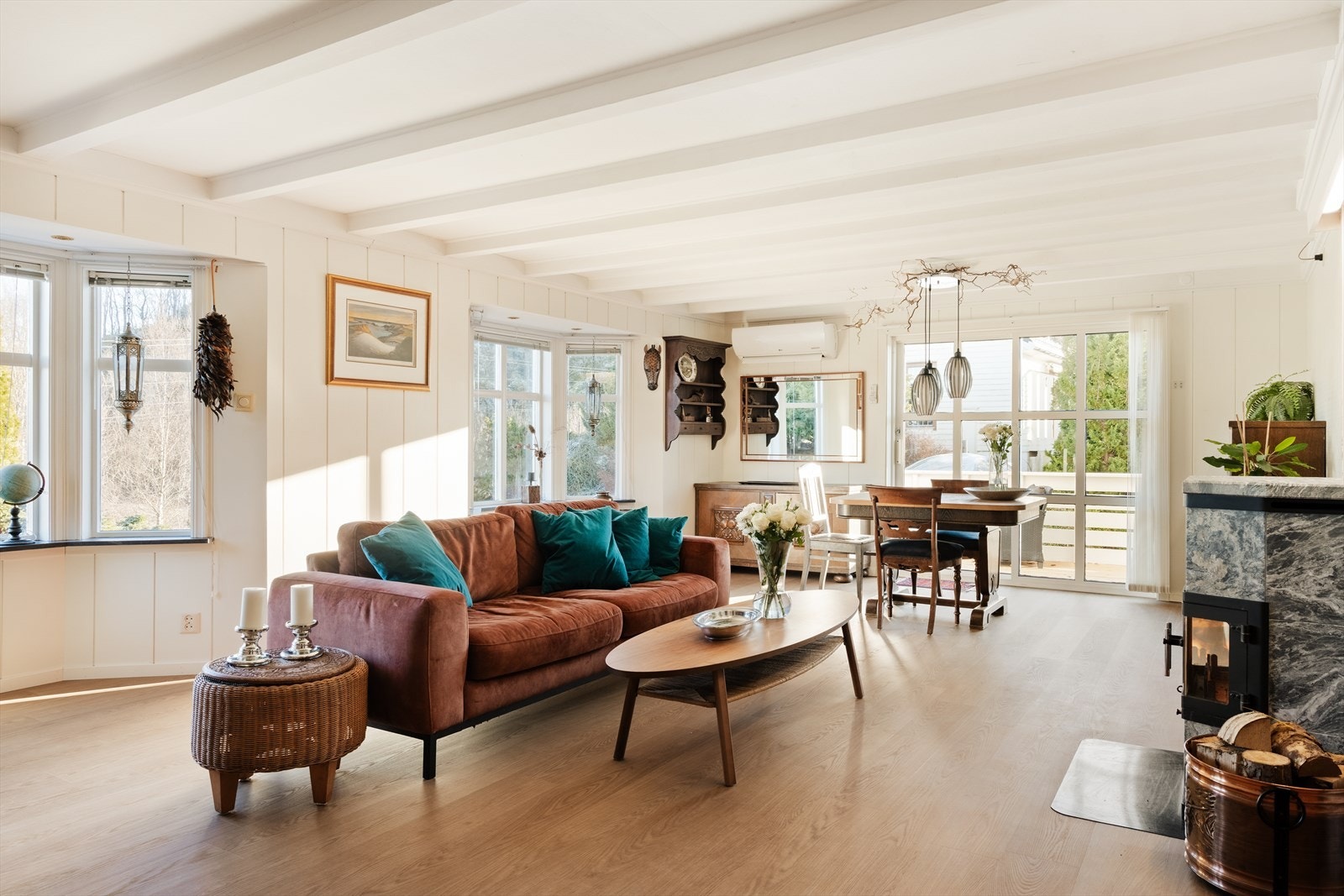 Lys og romslig stue med peis og god plass til sofagruppe Galleribilde