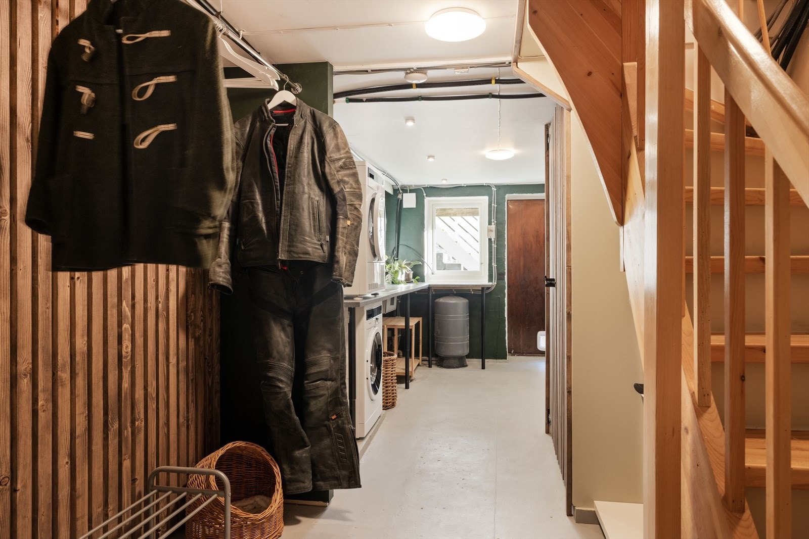 Underetasjen består av vaskerom, matbod og bodareal Galleribilde