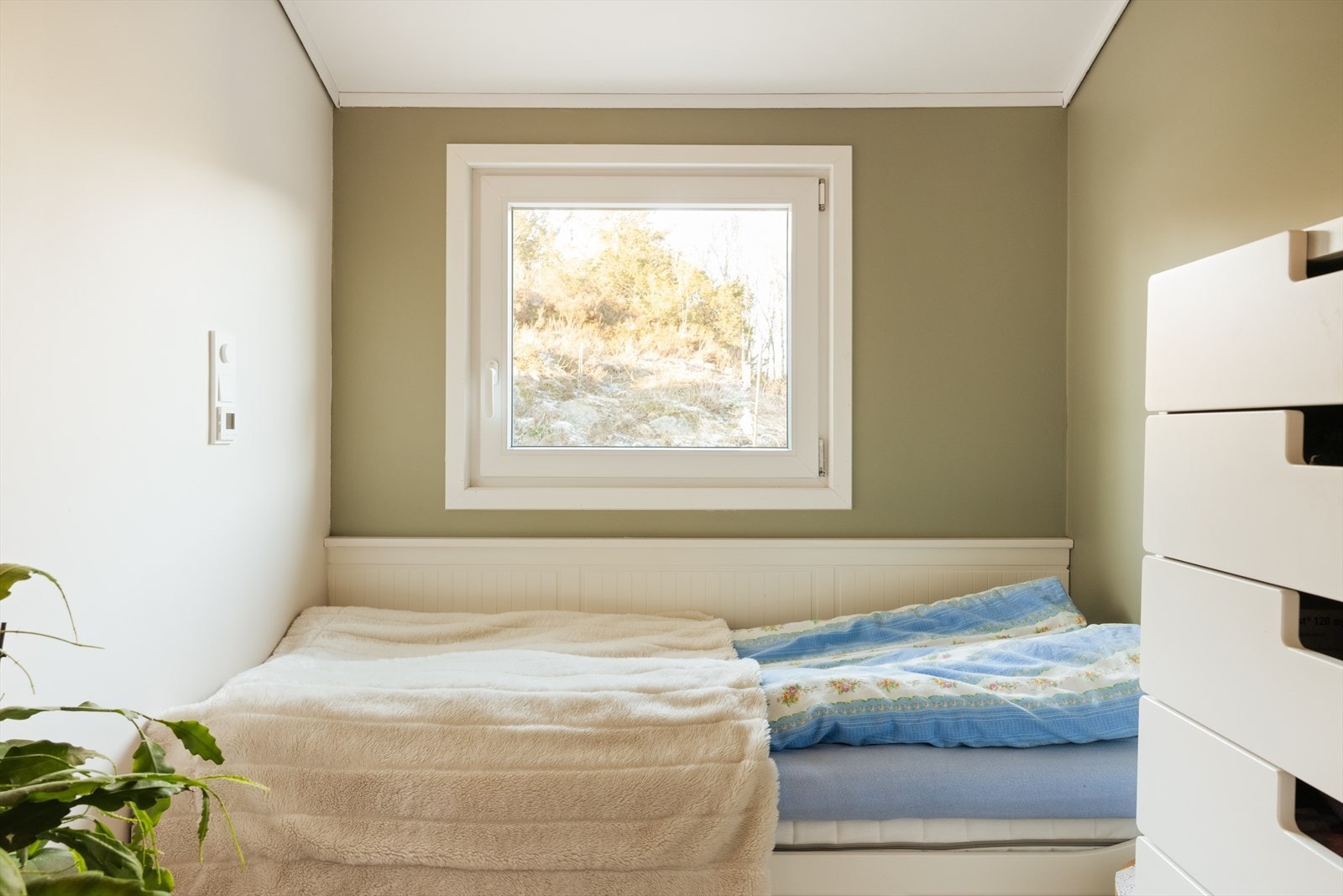 Et komfortabelt soverom med rolige omgivelser og varmefolie i gulvet som gir lun og behagelig varme Galleribilde