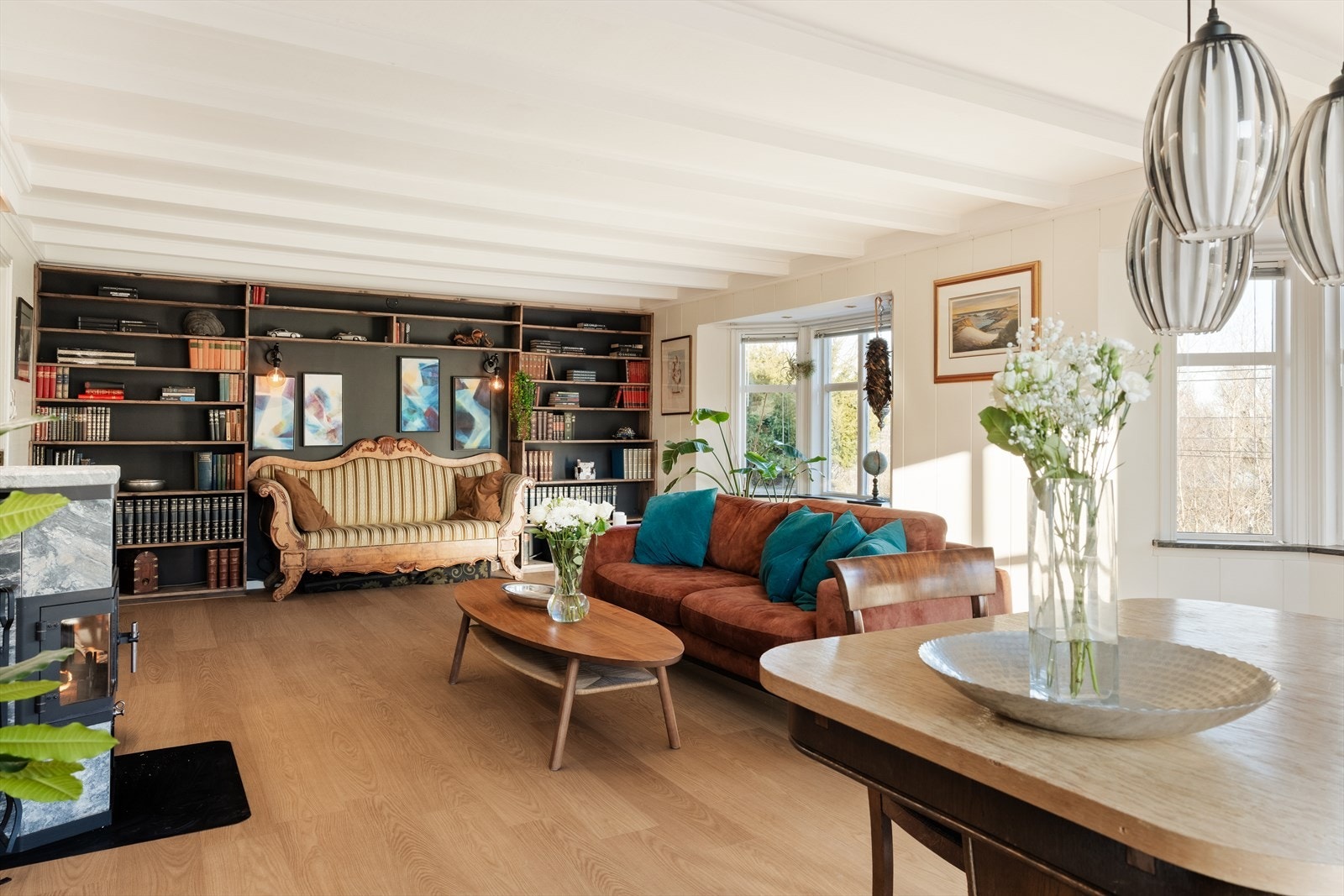 Store vindusflater slipper inn rikelig med naturlig lys Galleribilde