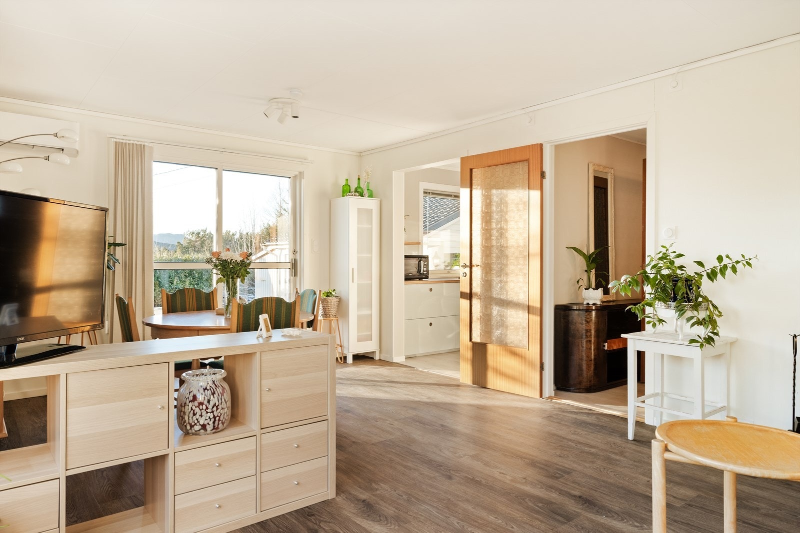 Store vindusflater slipper inn rikelig med naturlig lys og bidrar til en lys og luftig atmosfære Galleribilde