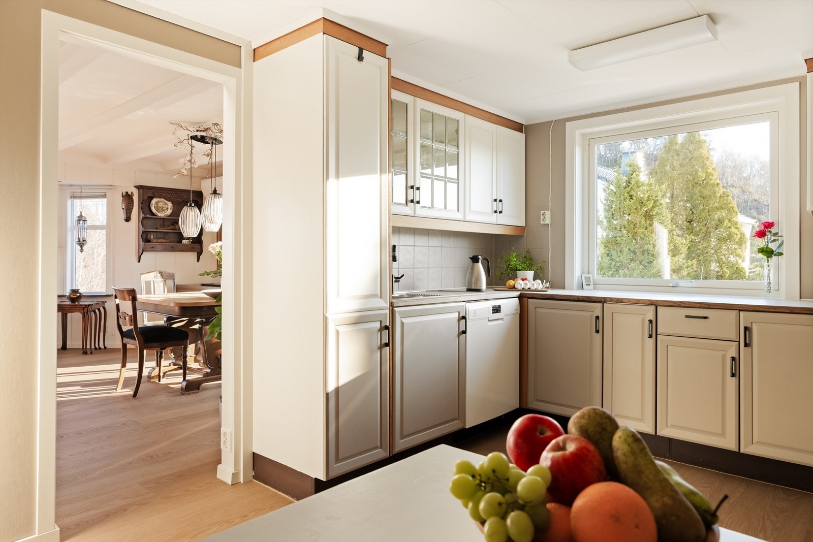 Kjøkken har en god og praktisk planløsning like ved spisestuen Galleribilde