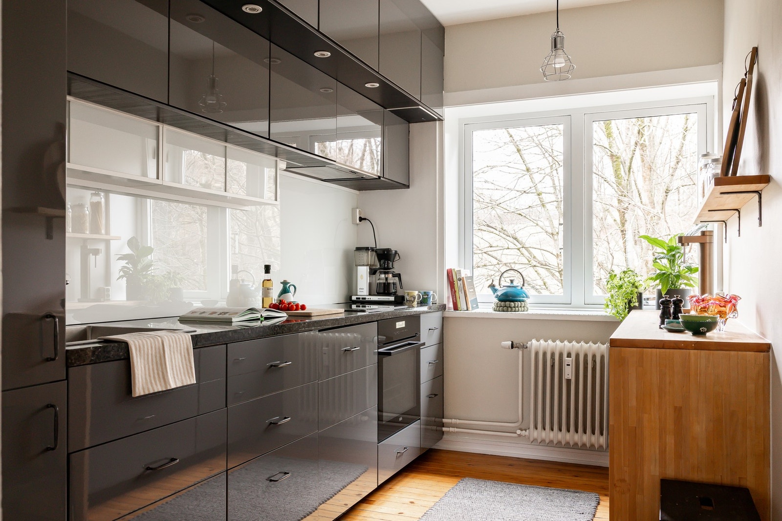 Innredning fra Ikea med grå, høyglansede fronter kombinert med benkeplate i stein og nedfelt oppvaskkum. Galleribilde