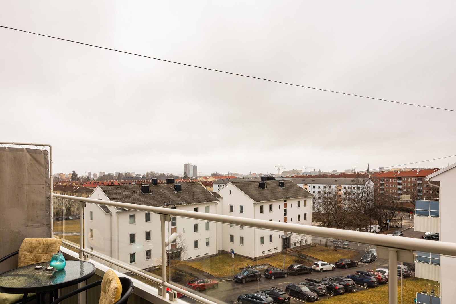 Attraktiv 2-roms i toppetasje med solrik vestvendt balkong med utsikt mot by horisont. Galleribilde