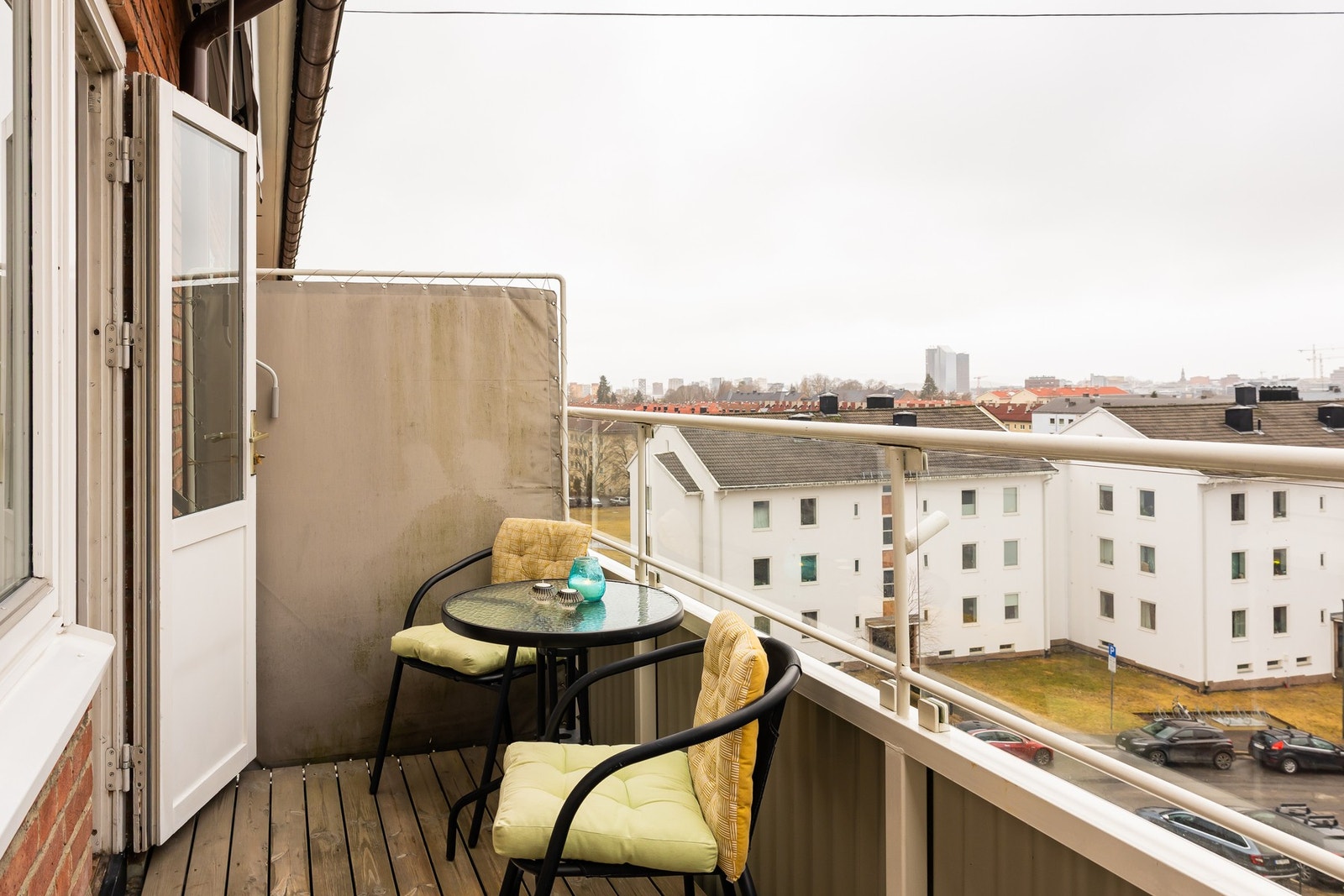 Balkongen er vestvendt og er på ca. 5 kvm med utsikt mot by horisonten og gode solforhold til solnedgang. Galleribilde