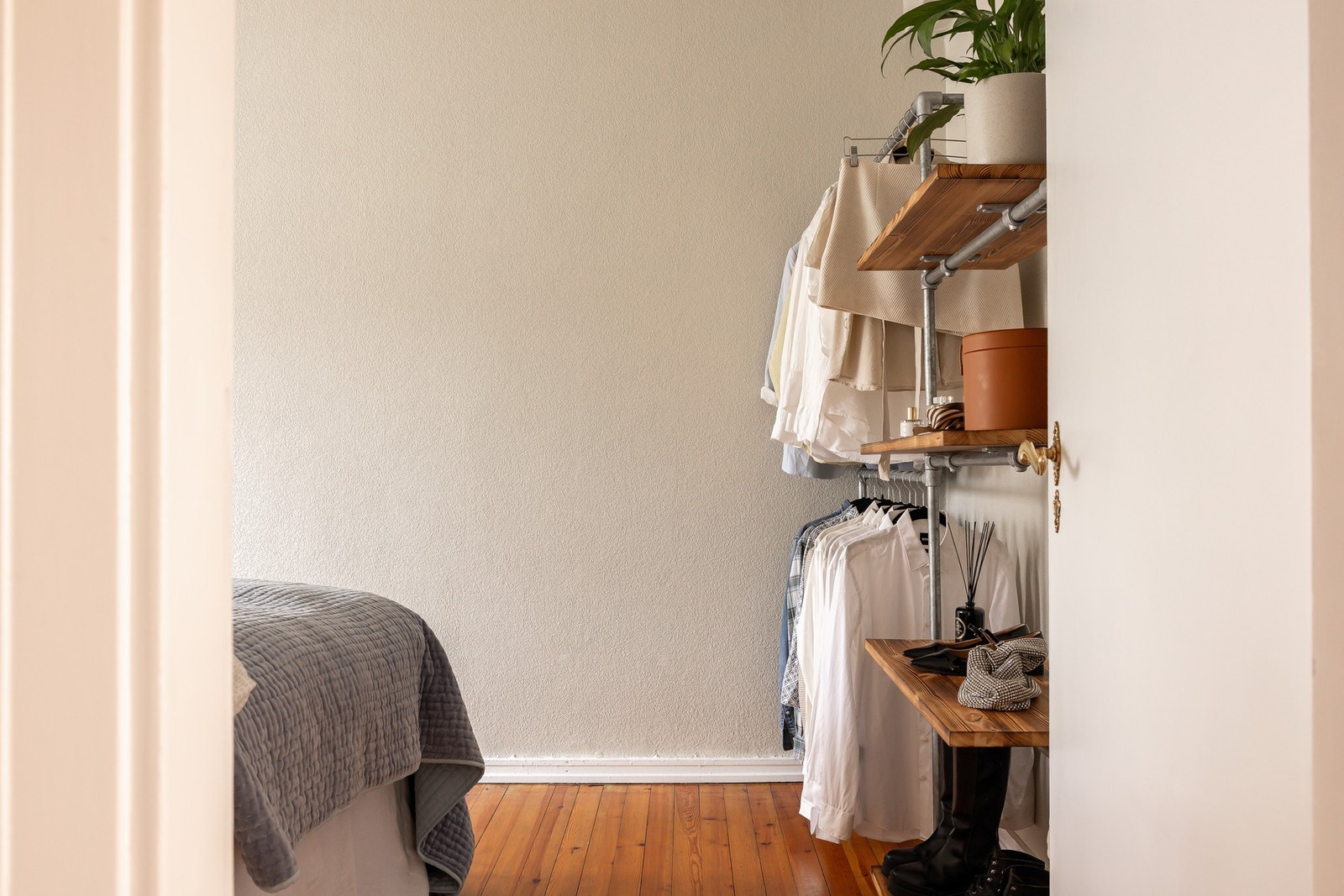 Soverommet er i likhet med kjøkken, vendt mot bilfrie parkareal i Ola Narr parken. Galleribilde