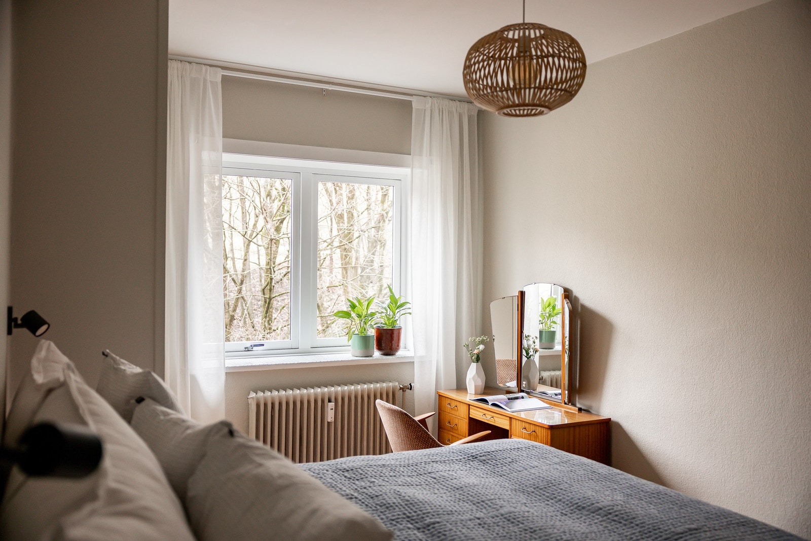 Et idyllisk utsyn til frodig tett vegetasjon på sommerstid. Galleribilde