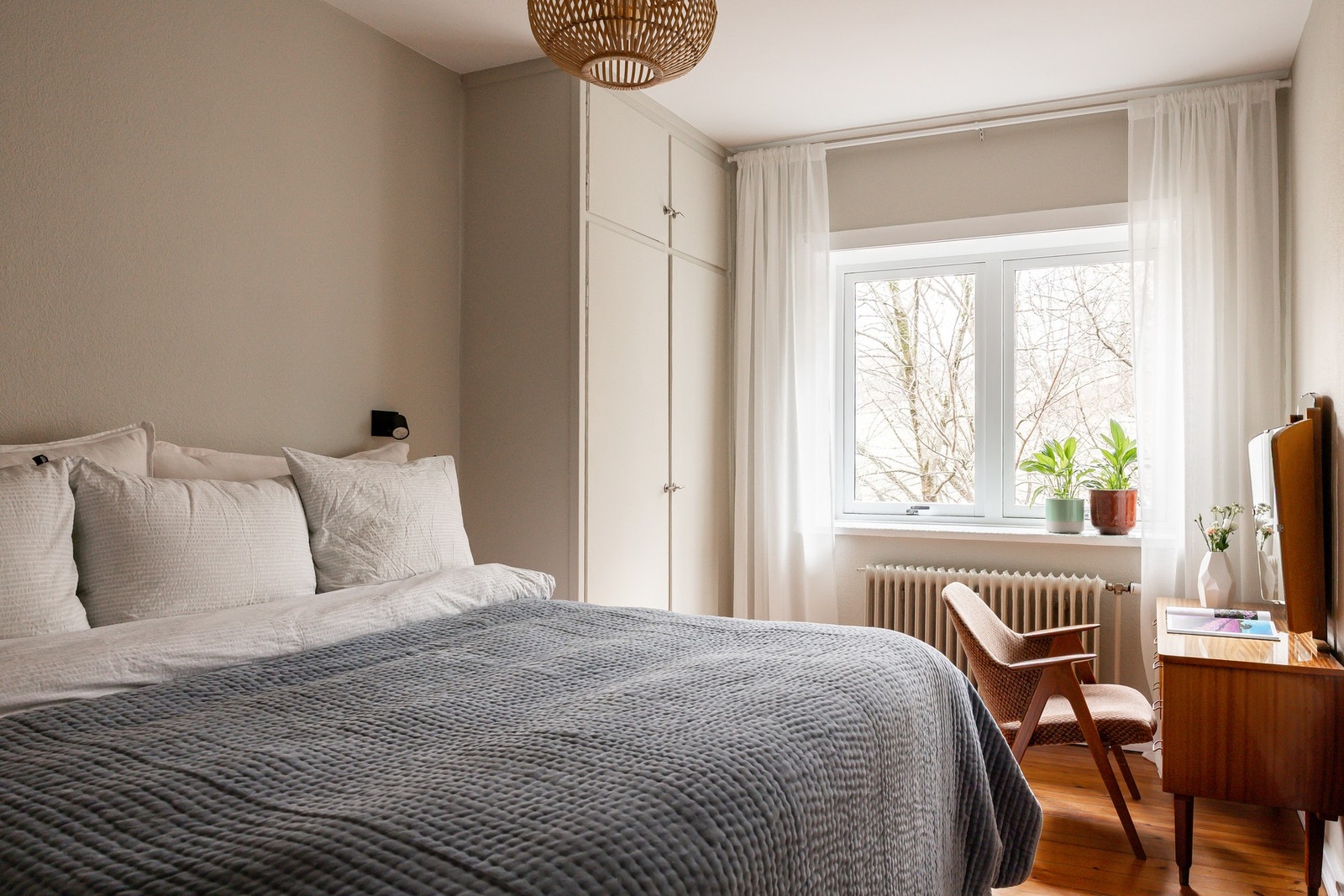 Originale tregulv og nymalte vegger i dus fargetone. Galleribilde