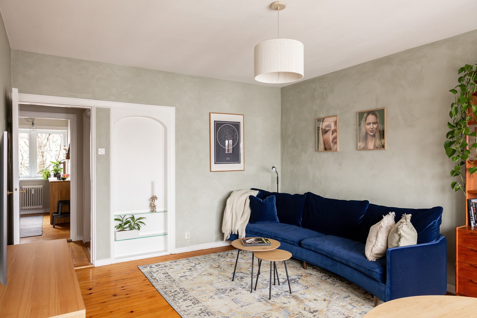 Takhøyde i stuen er målt til ca. 265 cm. Galleribilde