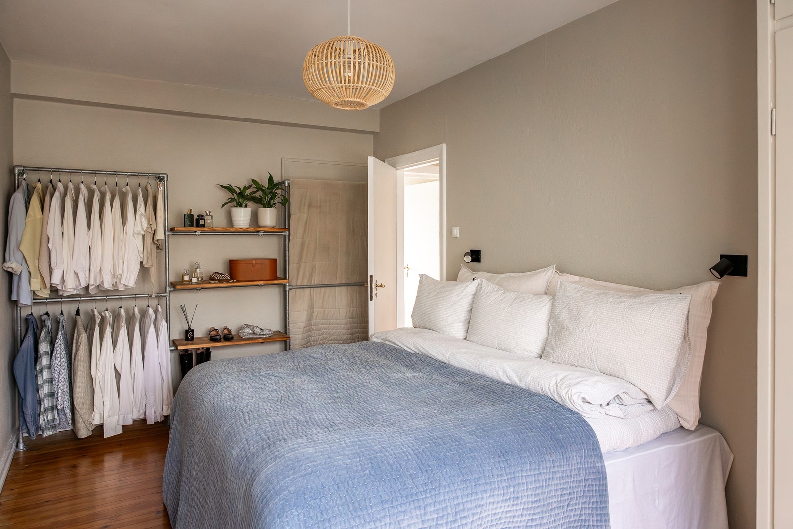 Rommet har god størrelse med plass til dobbeltseng, skapløsning og skrivebord. Galleribilde