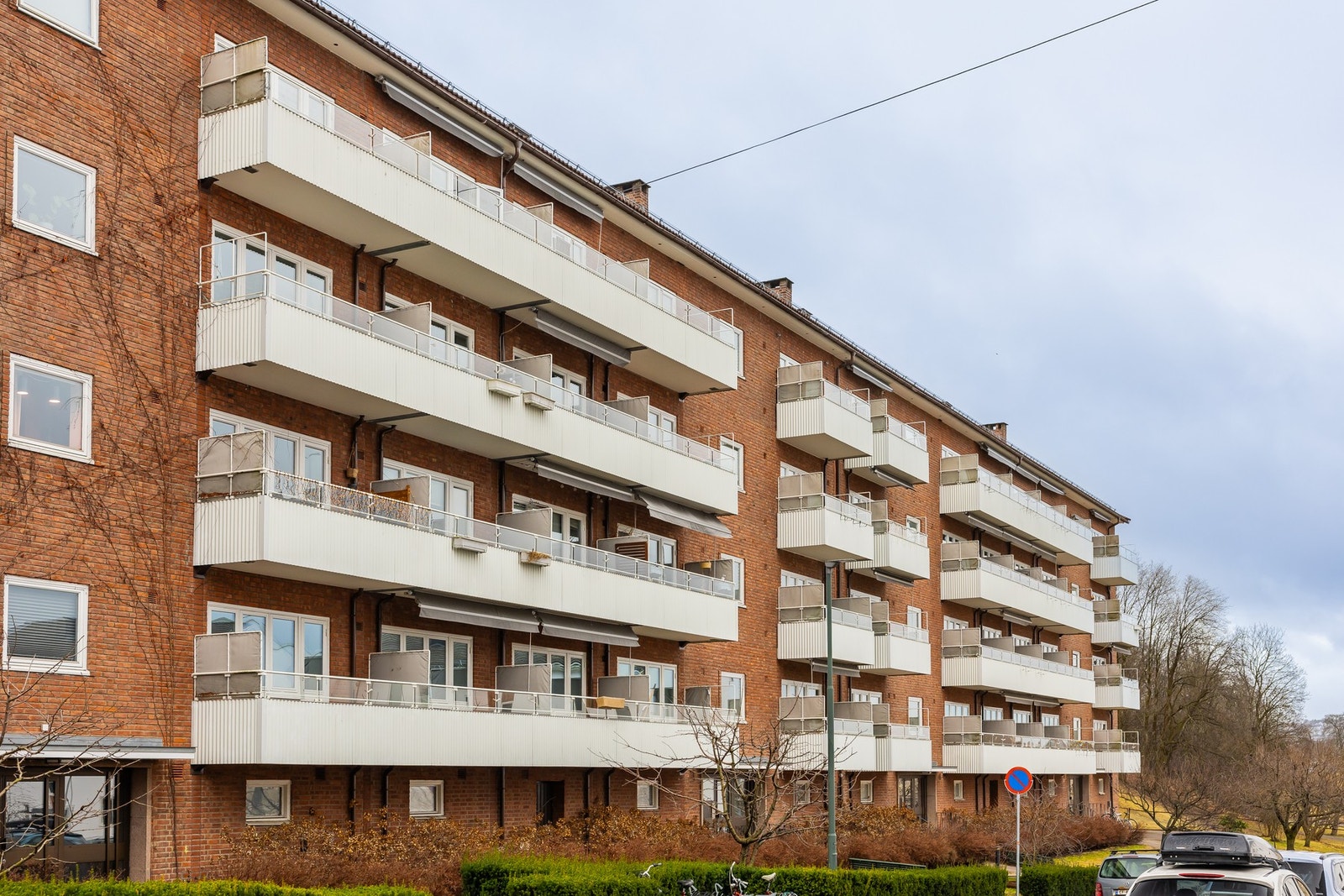 Området er kjent for sine store grøntarealer og historiske bakkeformasjoner, som tidligere blant annet ble brukt til hopprenn og vinterlek. Galleribilde