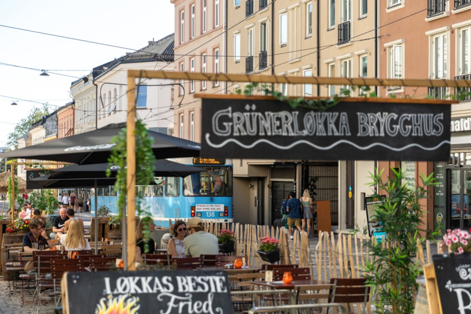 En kort spasertur tar deg til Grünerløkka, hvor du kan utforske spennende restauranter, nisjebutikker og kulturopplevelser. Kamai, Delicatessen og Villa Paradiso er populære spisesteder, og Territoriet i Markveien er en av Oslos beste vinbarer. Galleribilde