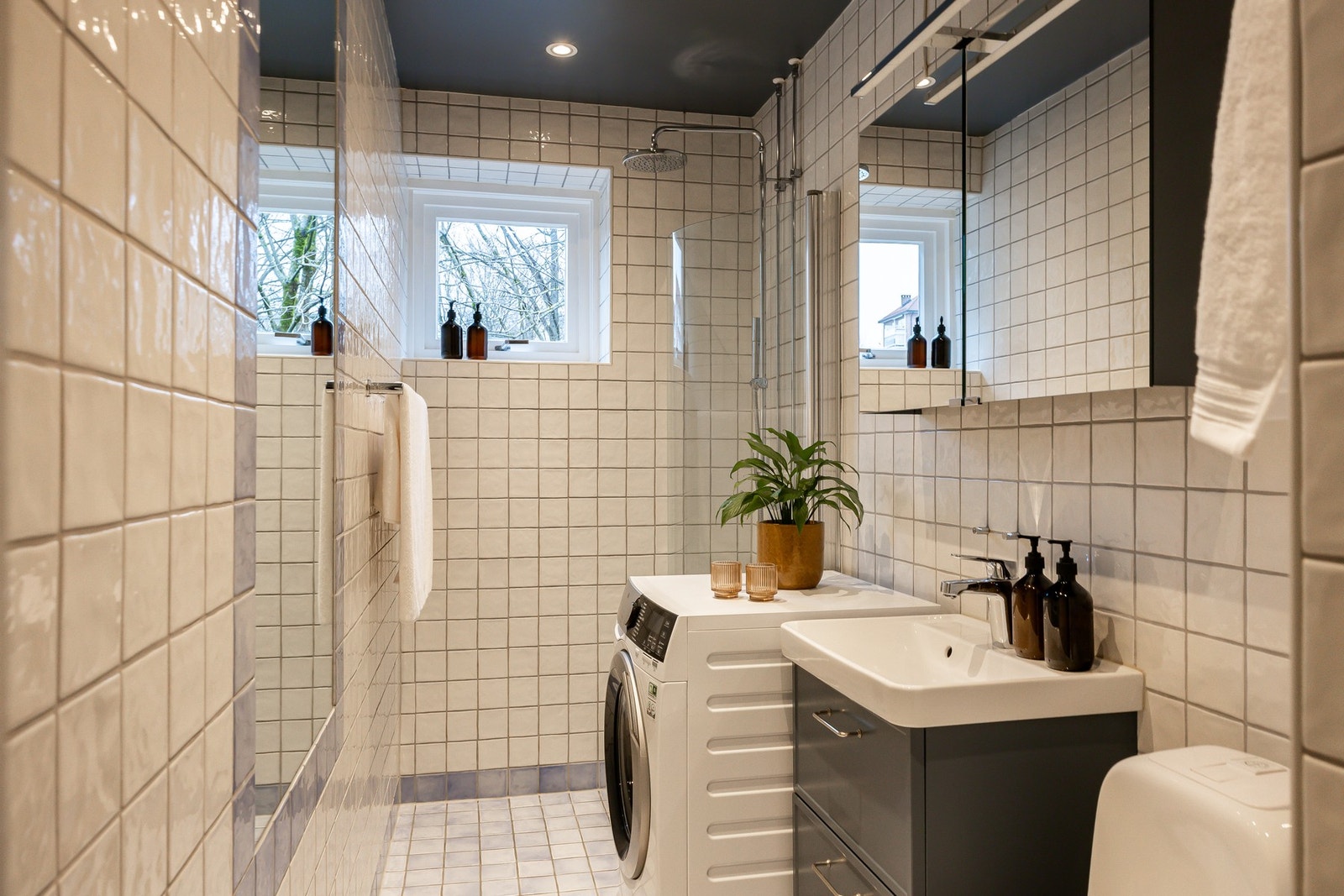 I 2017/18 ble det lagt ny gulvvarme og nye gulvfliser. Badet er innredet med dusj med glassdør, gulvstående toalett, servant med servantskap og speilskap fra Vedum. Plass til vaskemaskin. Galleribilde