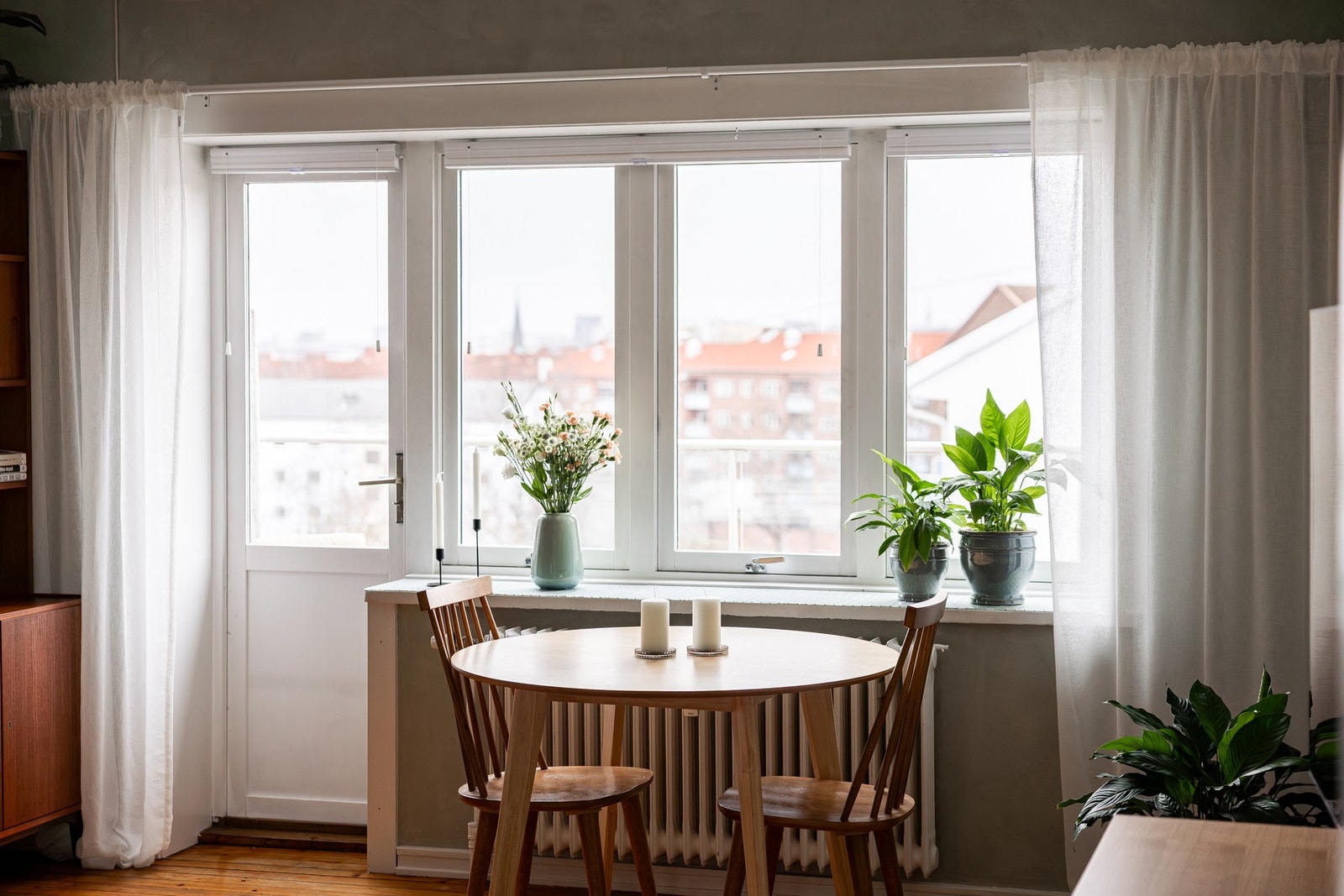 Da boligen ligger i toppetasje oppleves stuen både lys og usjenert. Galleribilde