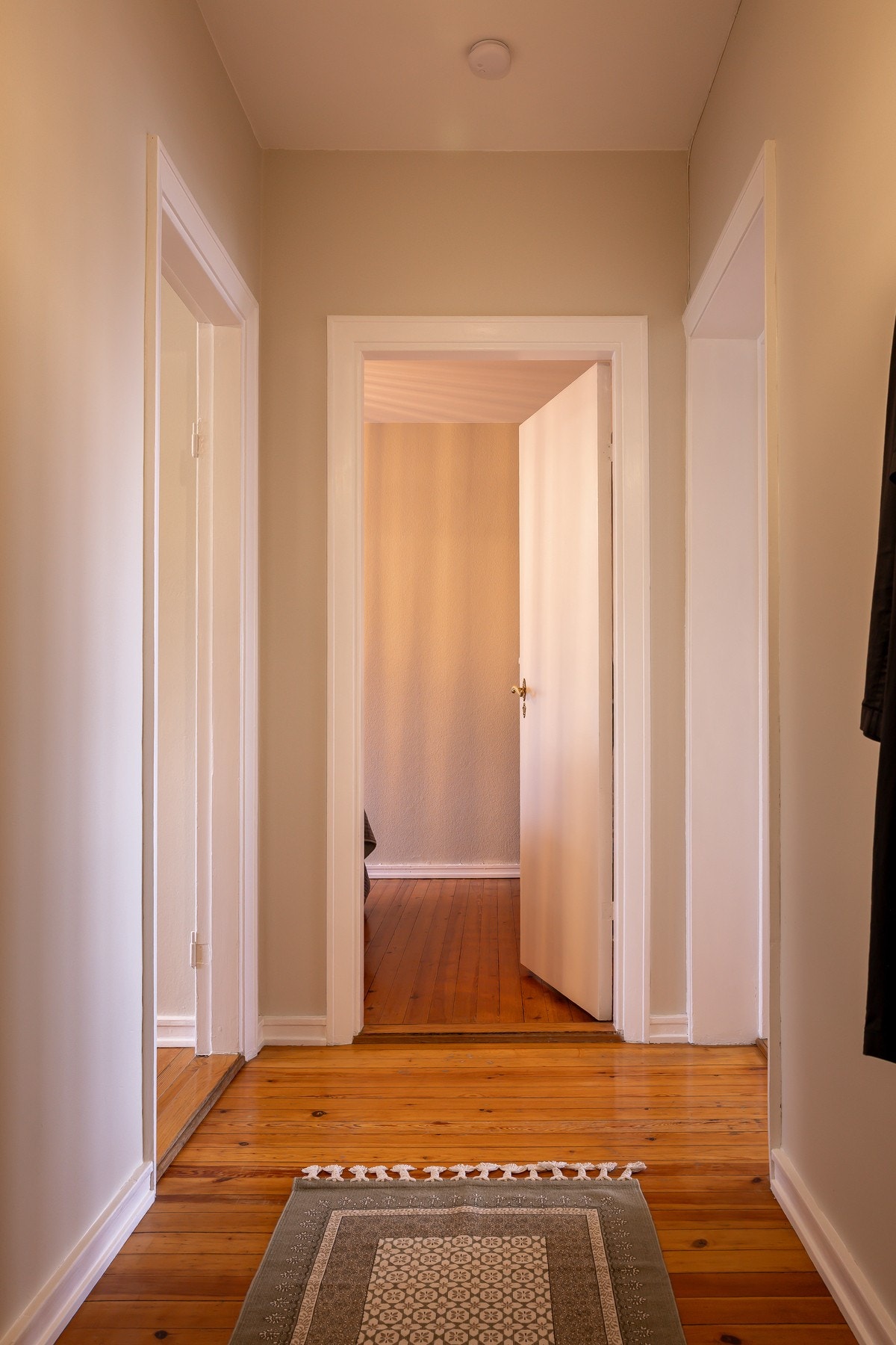 Nymalte vegger i dus fargetone. Plass til oppbevaring av yttertøy og sko. Galleribilde