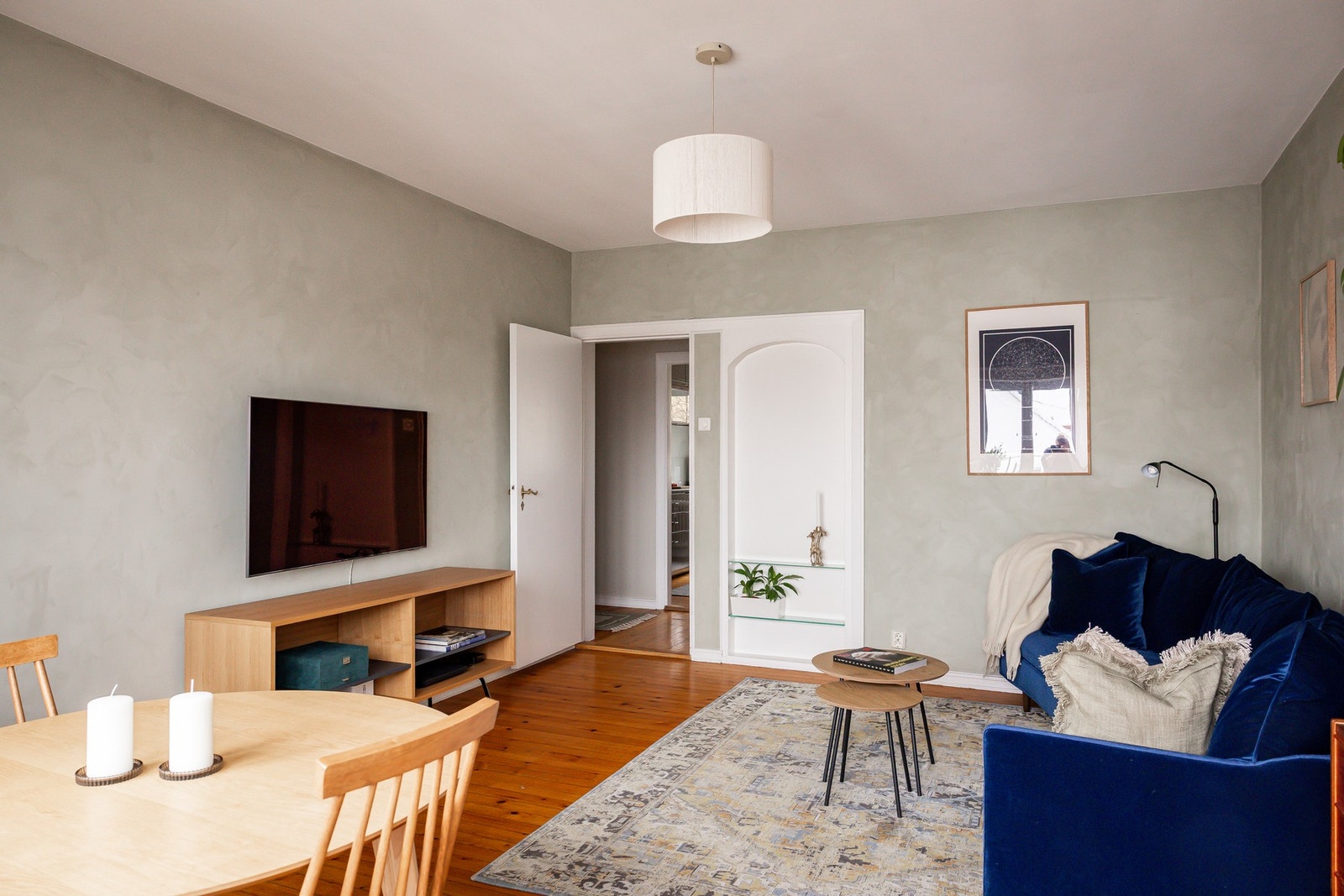 Stuen har ellers plass til sofasone, tv-benk og spisebord. Galleribilde