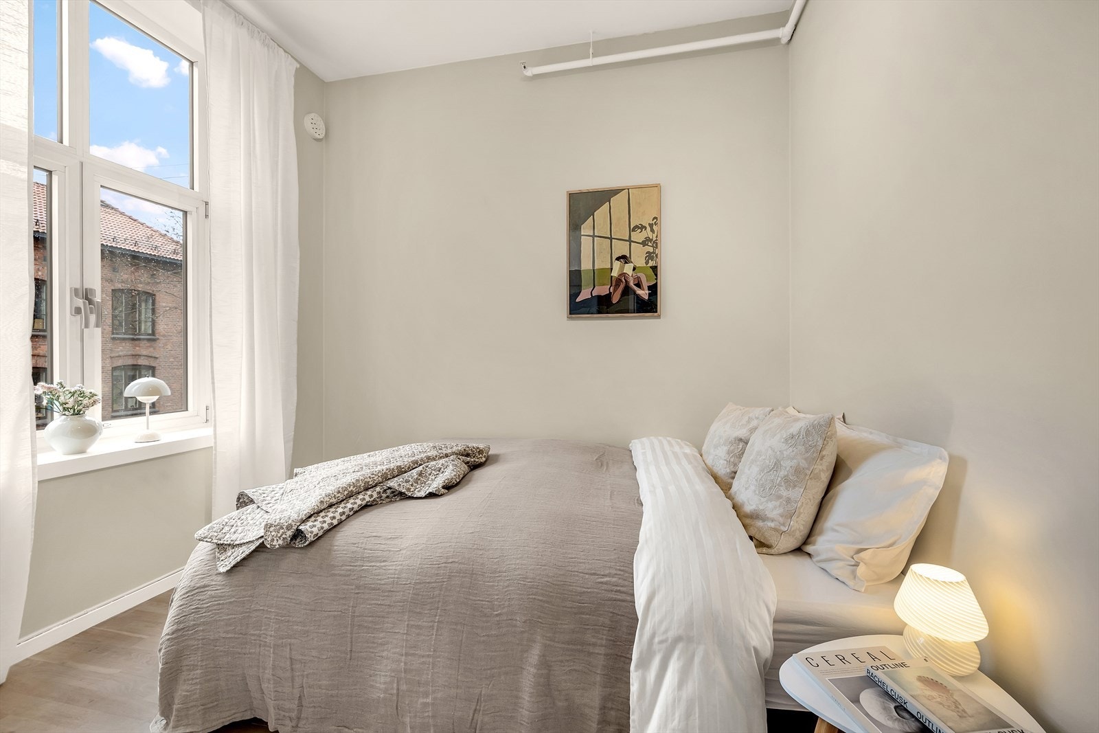 Lyst og luftig soverom med plass til dobbeltseng. Galleribilde