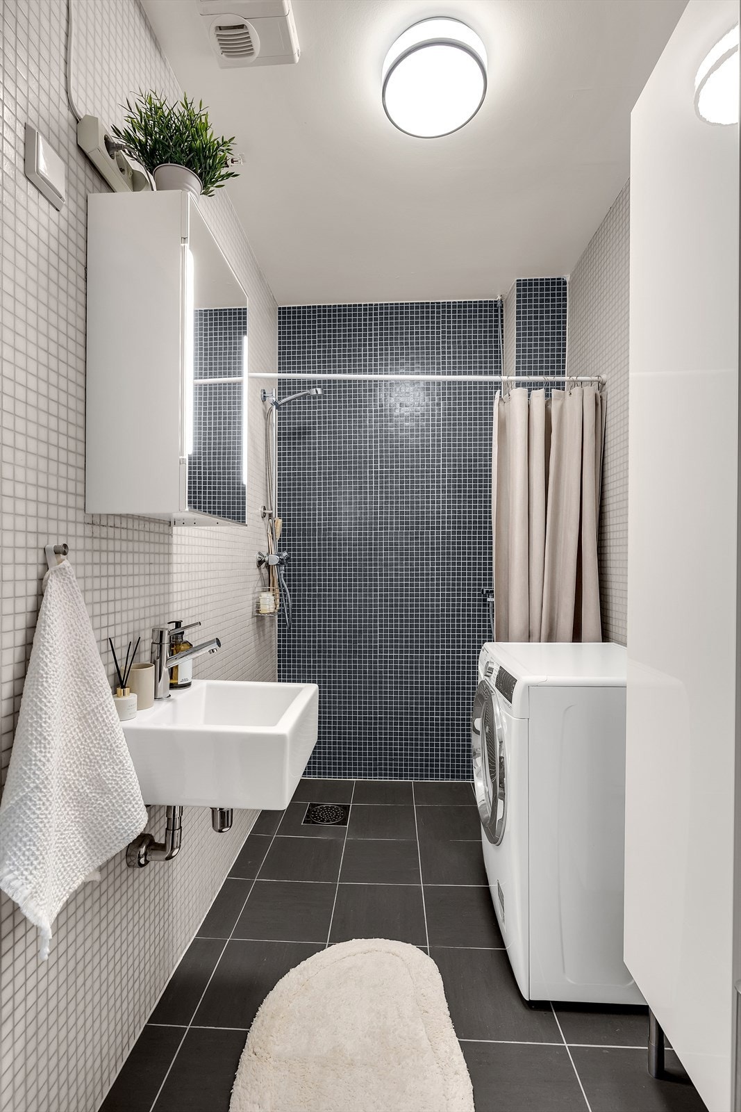 Pent, flislagt bad fra 2005 bygget i regi av borettslaget, nye gulvfliser i 2015. Galleribilde