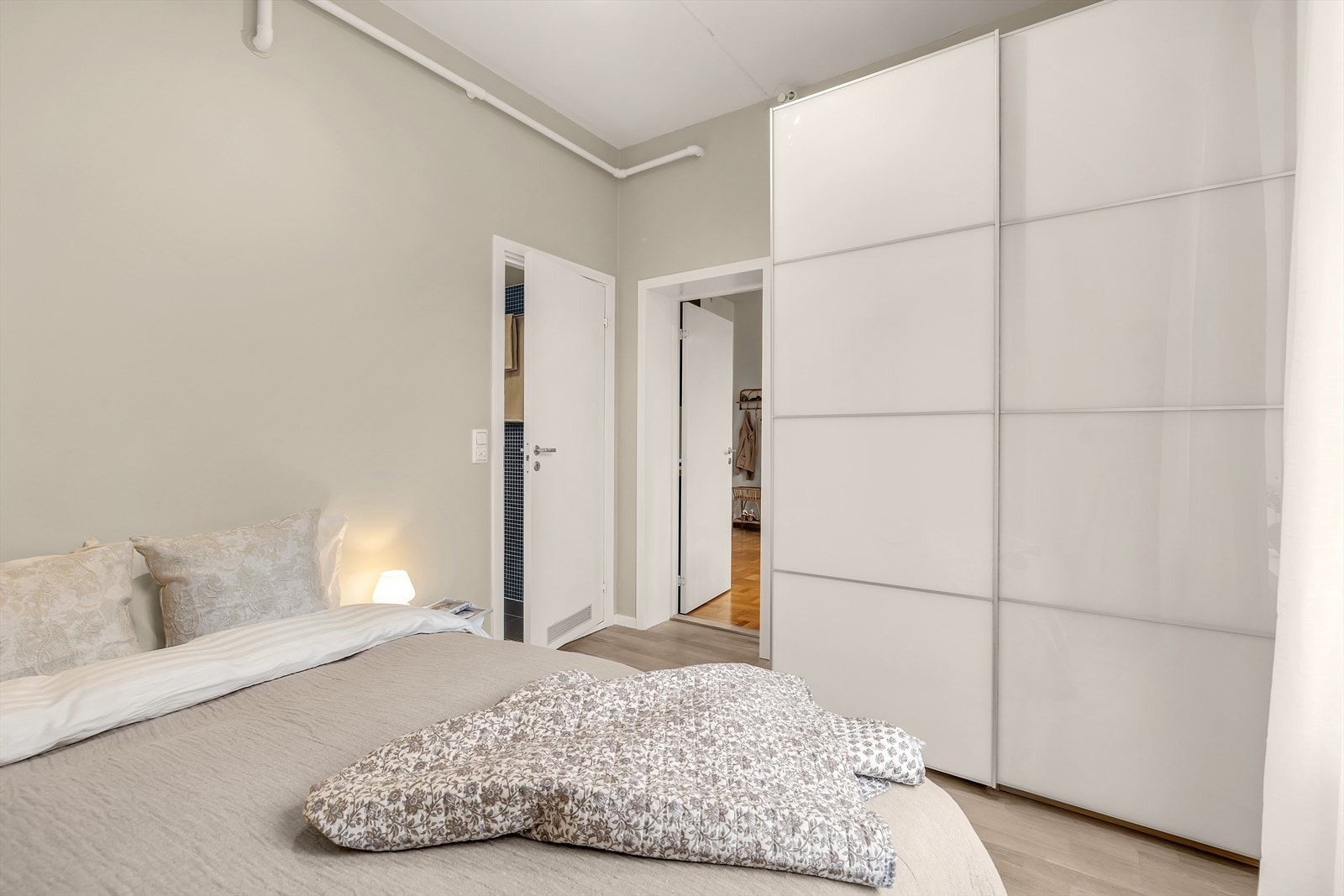 Praktisk skyvedørsgarderobe med god oppbevaringsplass. Galleribilde