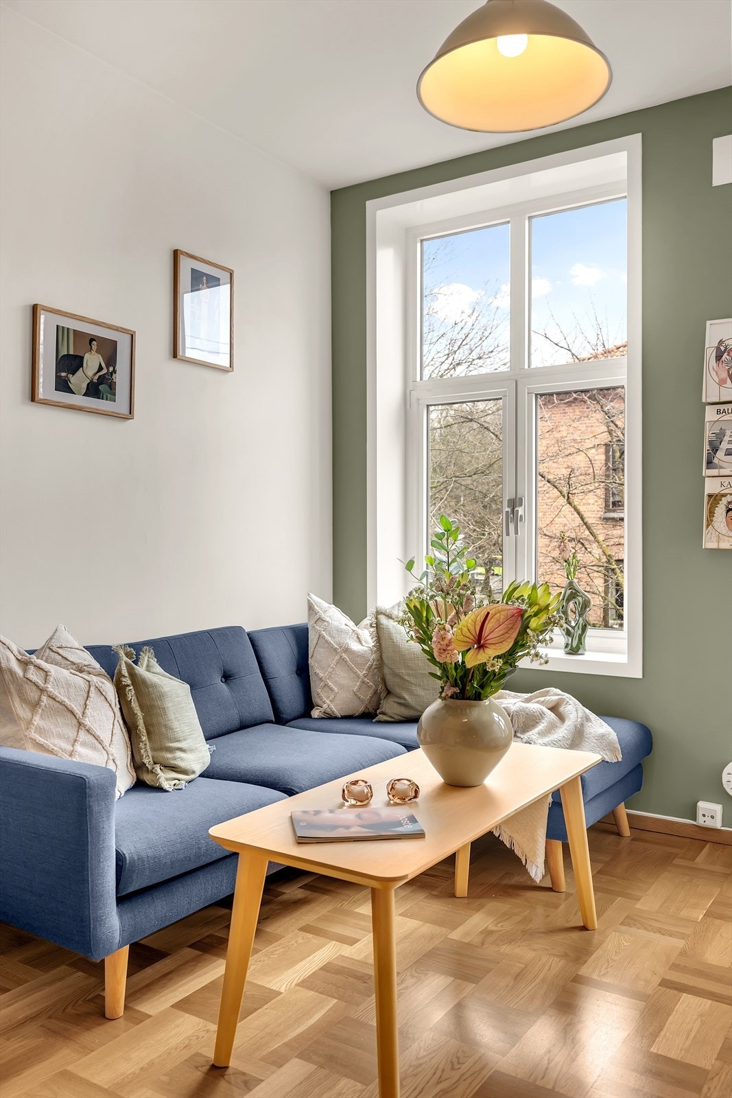 I stuen får du plass til sofagruppe, TV-møblement og spisegruppe. Galleribilde