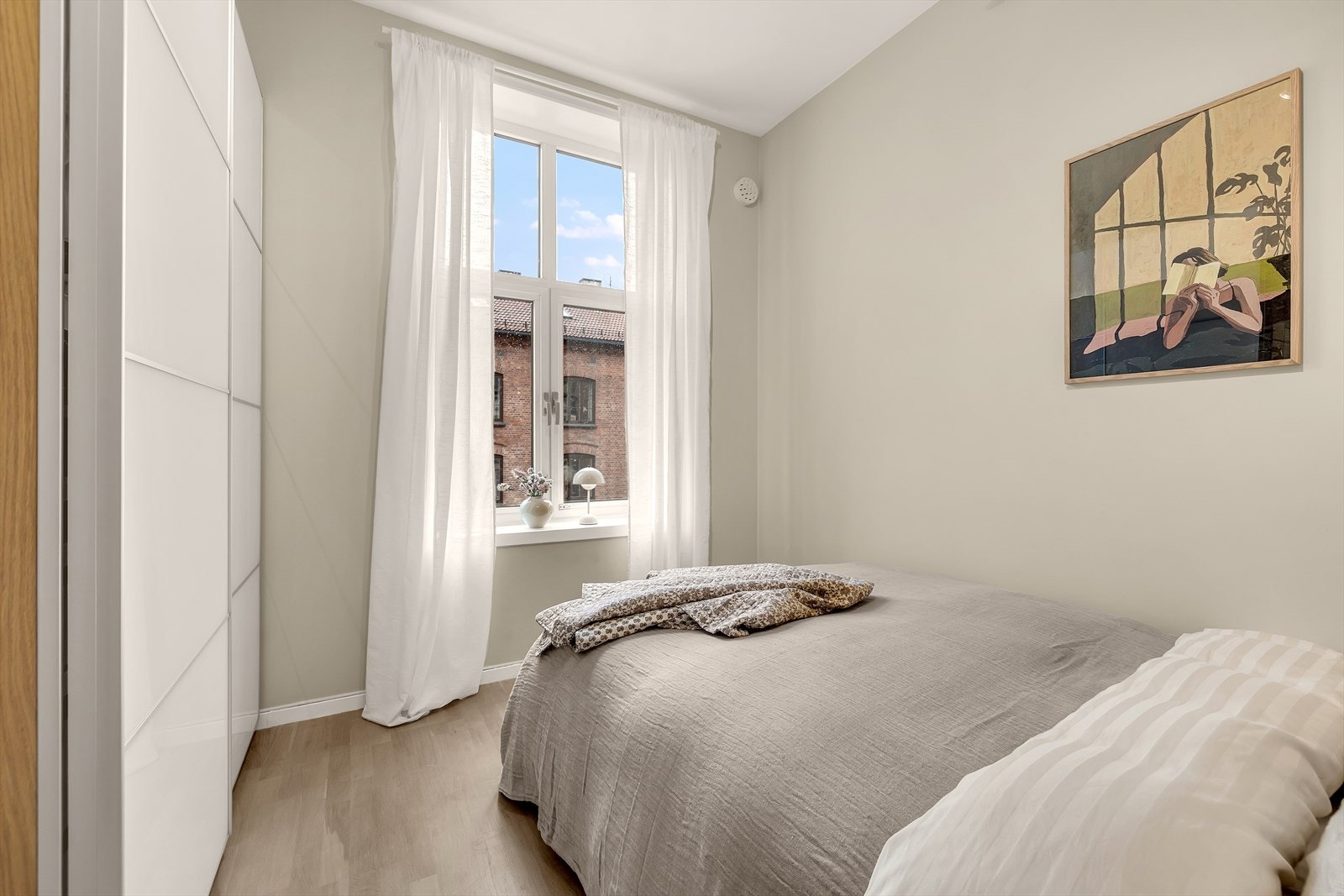 Vendt mot trafikkstille miljøgate. Galleribilde