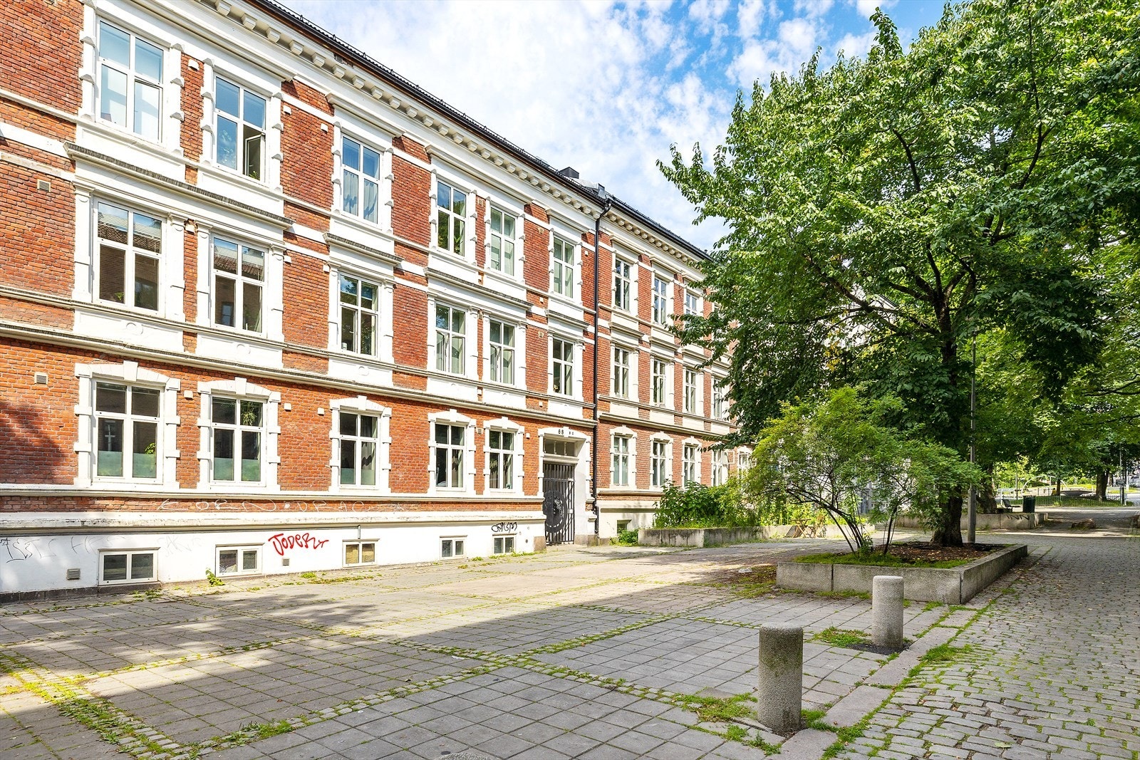 Fasade, bygården ligger i trafikkstille miljøgate. Galleribilde