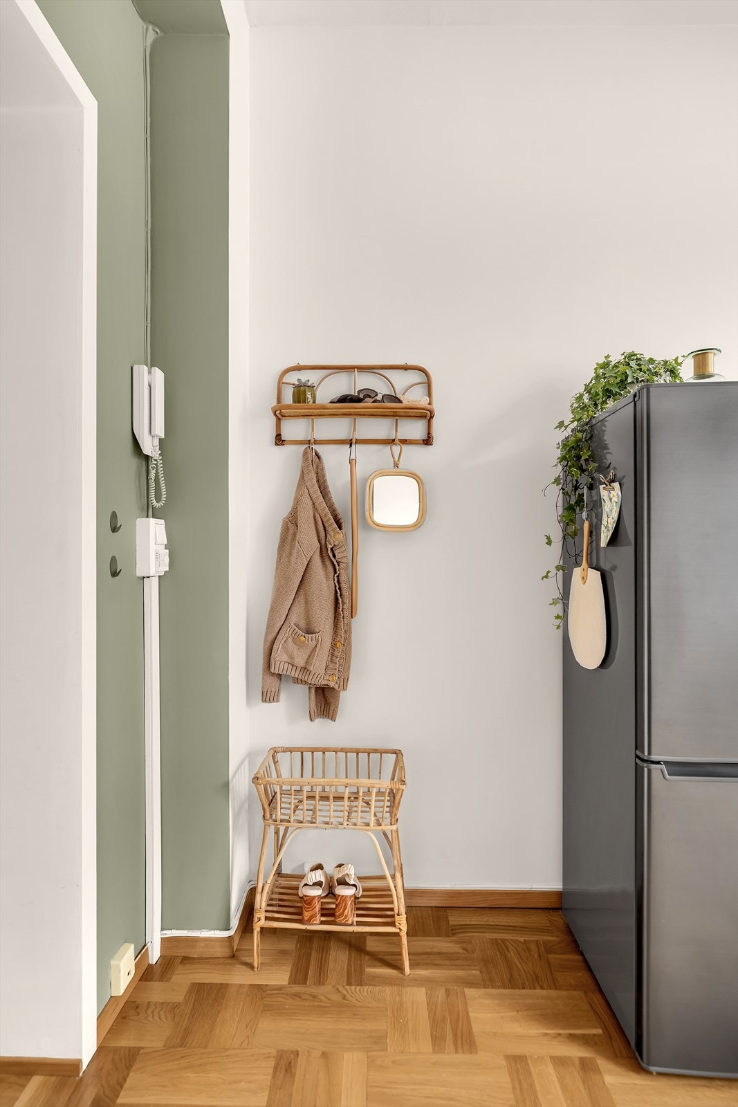 Her har du plass til å henge fra deg yttertøy. Entrédør med callinganlegg. Galleribilde