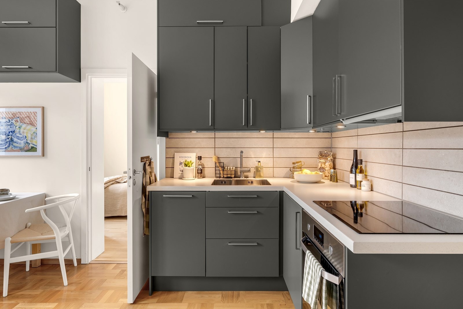 Integrerte hvitevarer; komfyr, platetopp og oppvaskmaskin. Det er frittstående kjøl/frys. Galleribilde