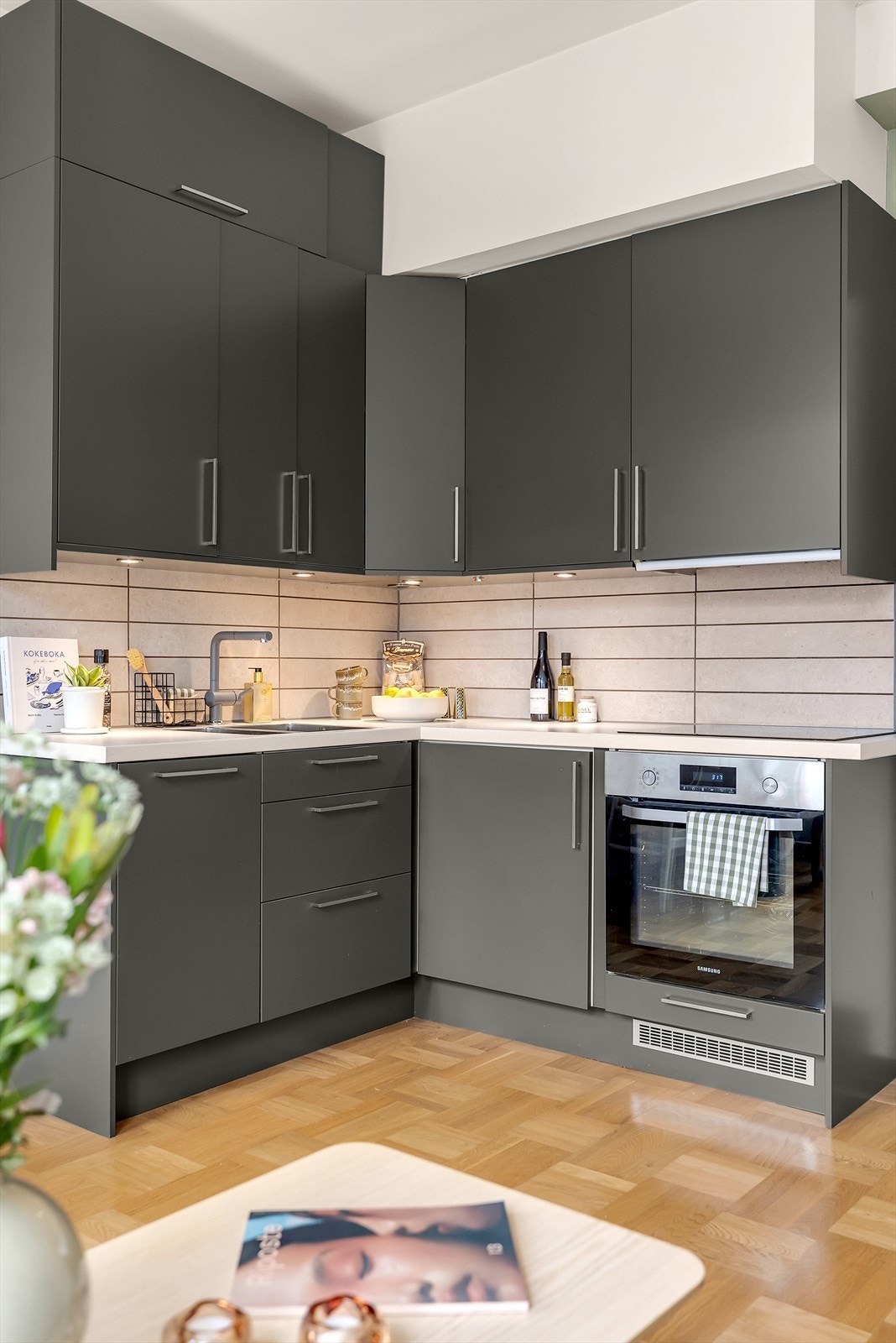 Meget gode oppbevaringsmuligheter på kjøkkenet, her er takhøyden utnyttet godt. Galleribilde