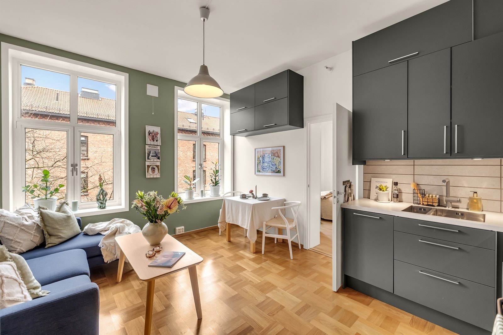 Rommet fremstår romslig og lyst da leiligheten har to store vindu samt generøs takhøyde. Galleribilde