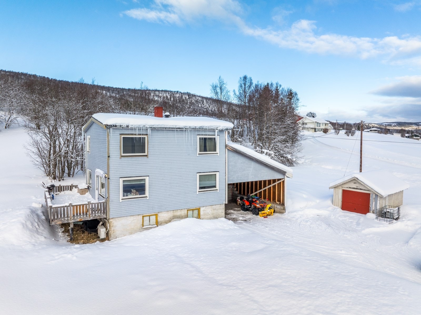 Aktiv Finnsnes presenterer Skognesveien 394! Enebolig på Skognes med tilhørende carport, garasje og naust - stor eiendom og meget fin beliggenhet. Foto: Steffen Fossbakk. Galleribilde
