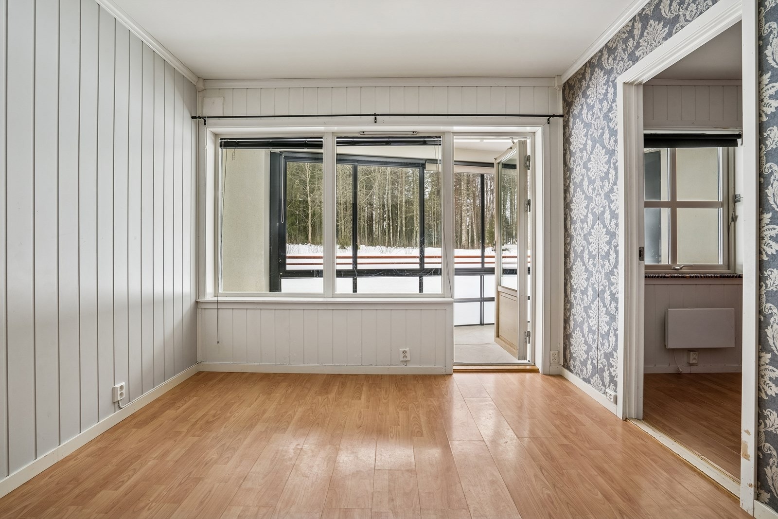 Fra stuen er det utgang til innglasset veranda. Galleribilde