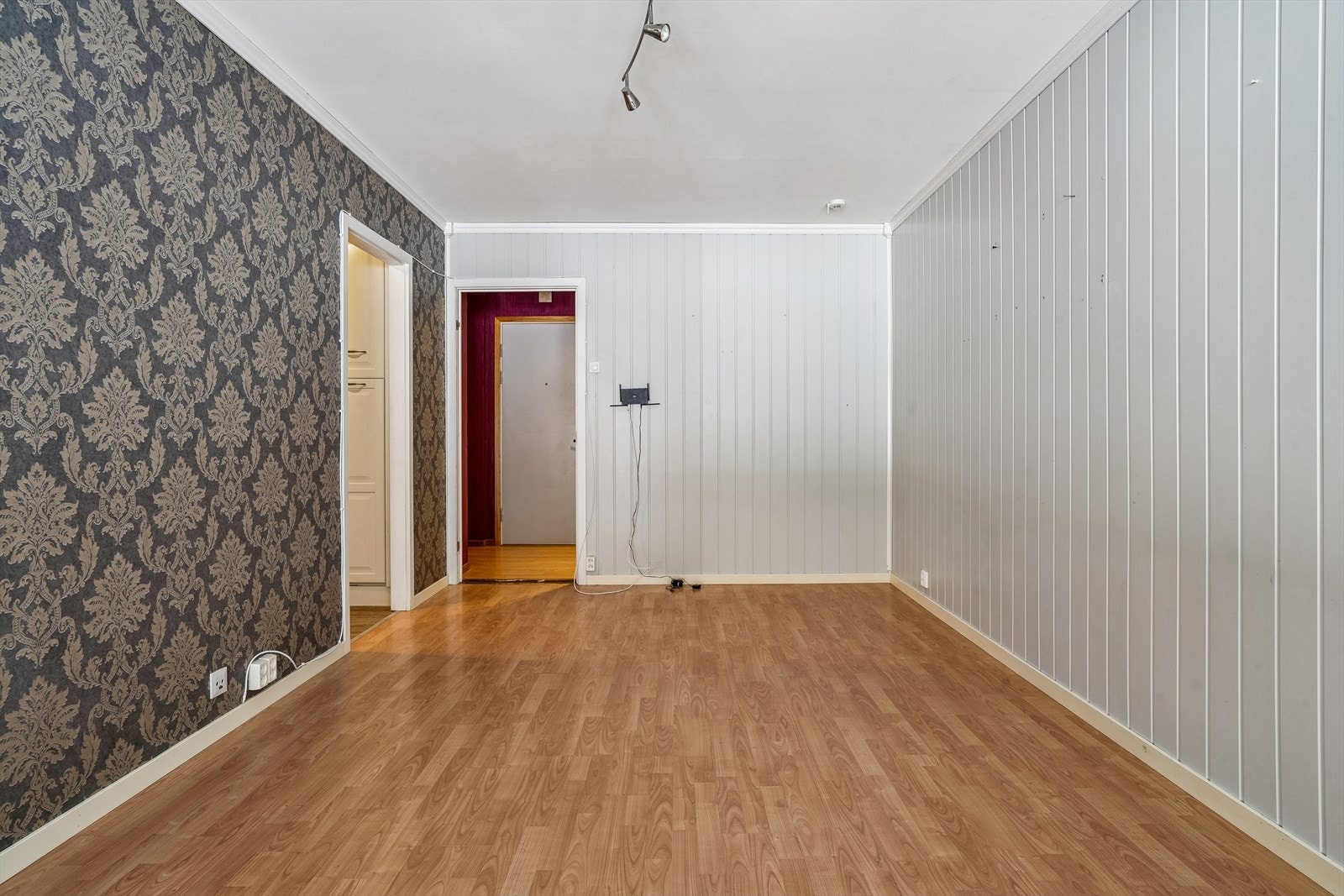 Stuen har plass til sofa og spisebord. Galleribilde