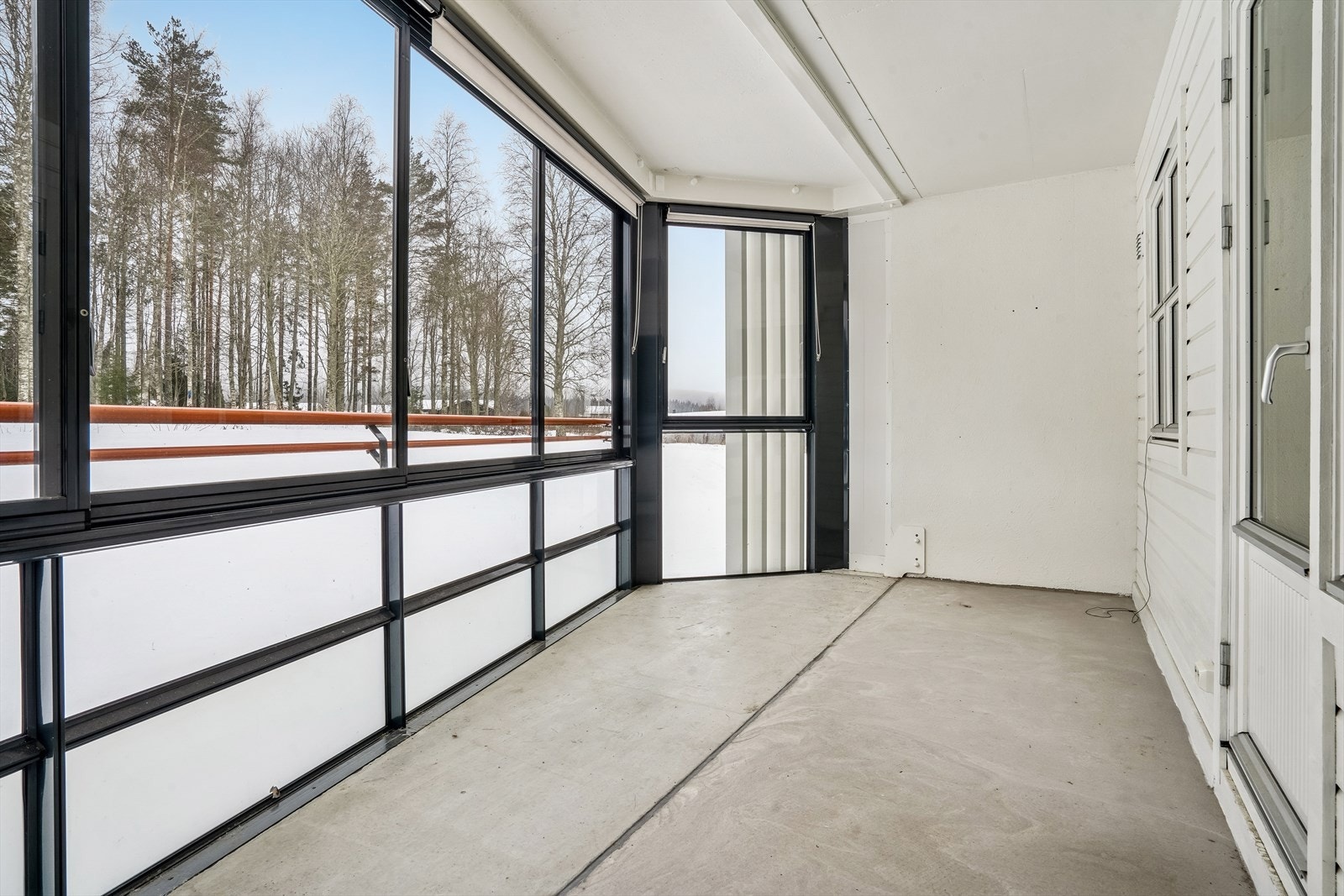 Usjenert veranda. Galleribilde