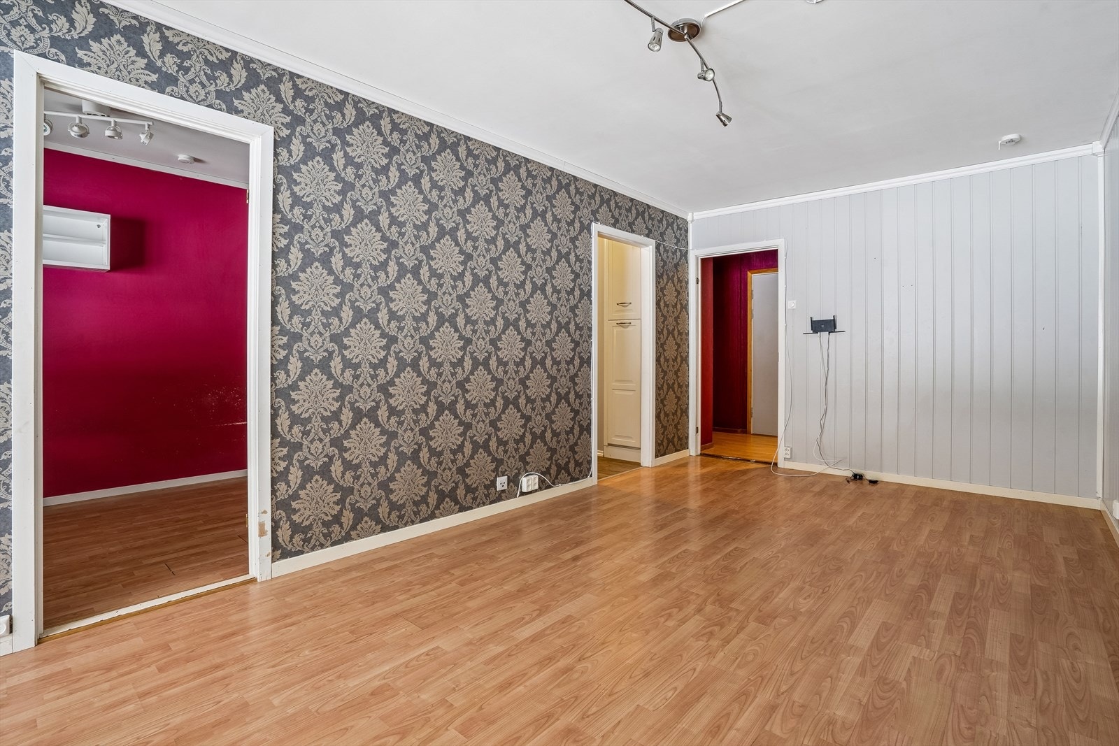 Stuen her tapet og panel på vegger og laminat på gulv. Galleribilde