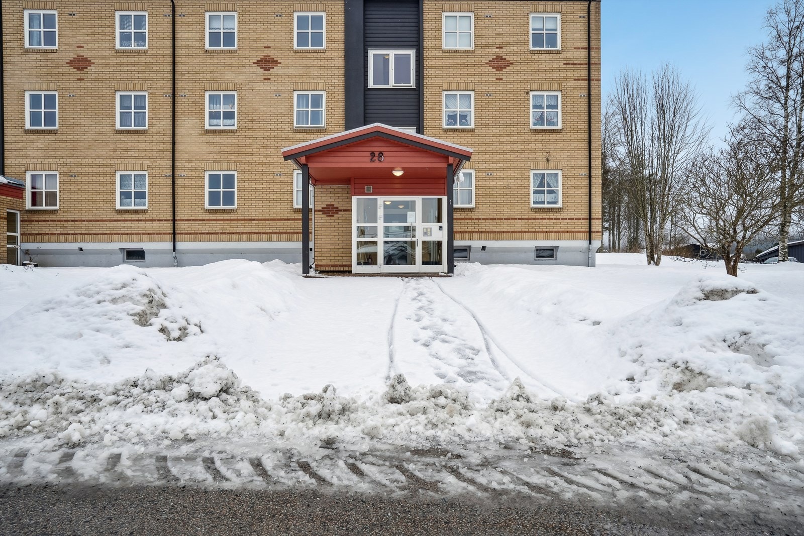 Overbygget felles inngangsparti til blokken. Galleribilde