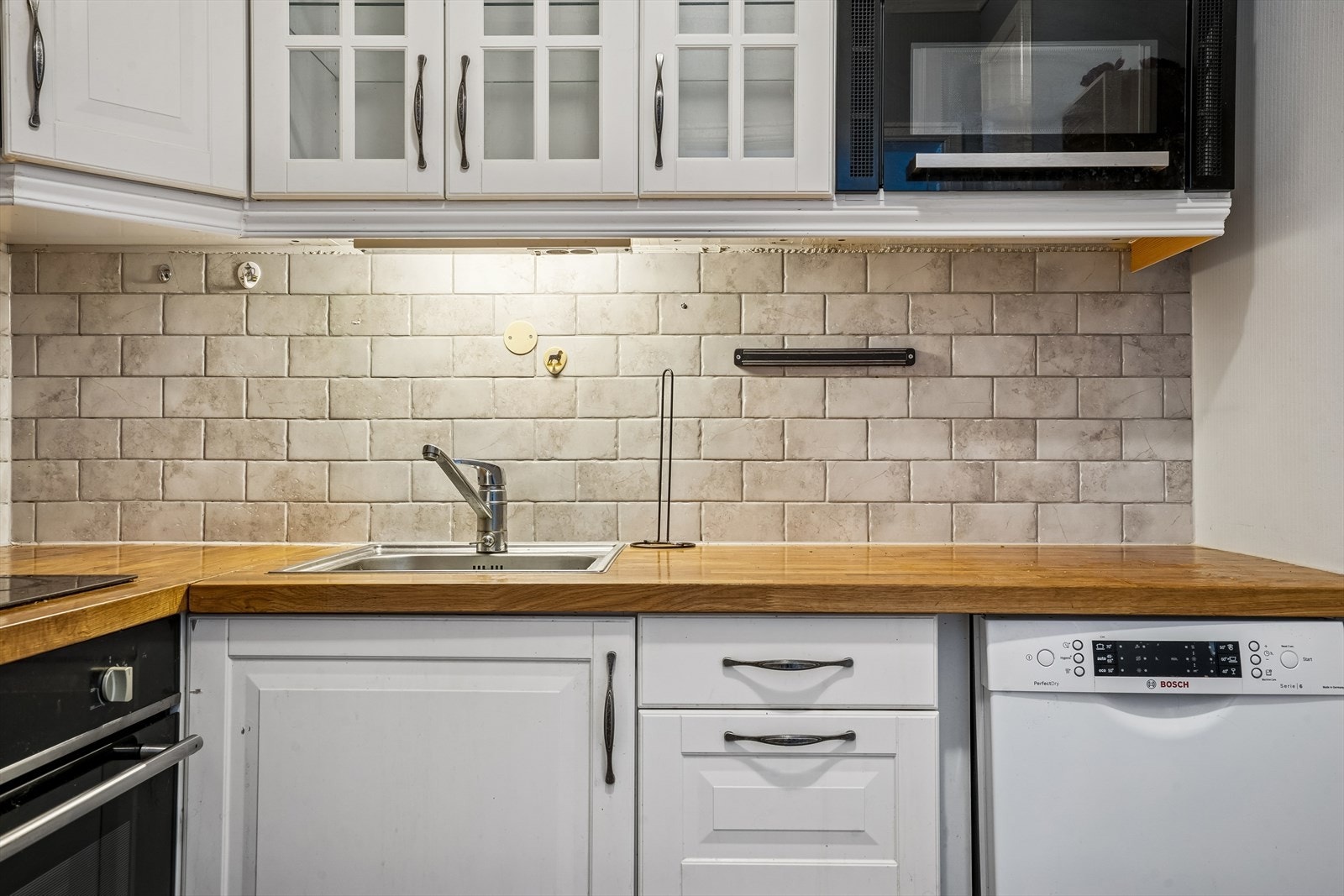 Varmtvannsbereder på 120 l er plassert i kjøkkenbenk. Galleribilde