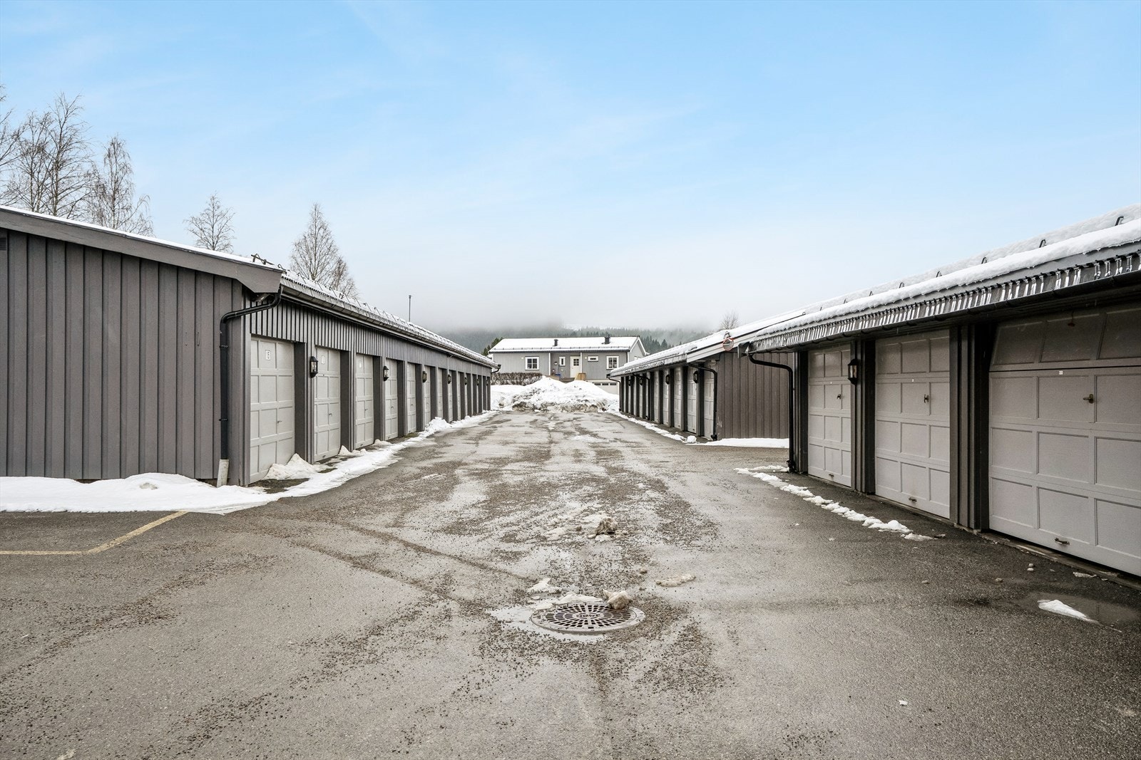 Garasje i felles anlegg. Galleribilde