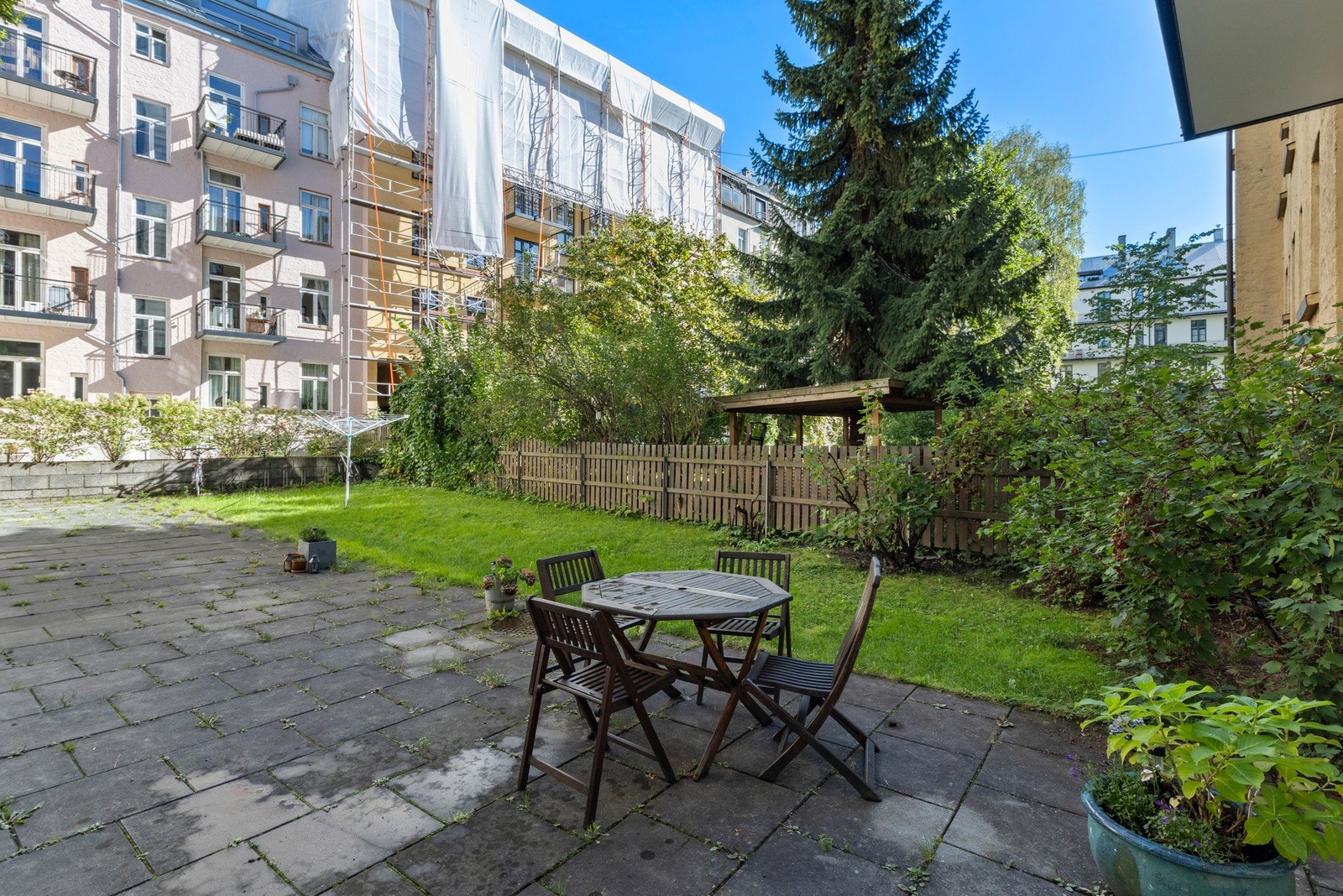 Sameiet har en pen, opparbeidet bakgård med sittegrupper og lekeapparater. Galleribilde