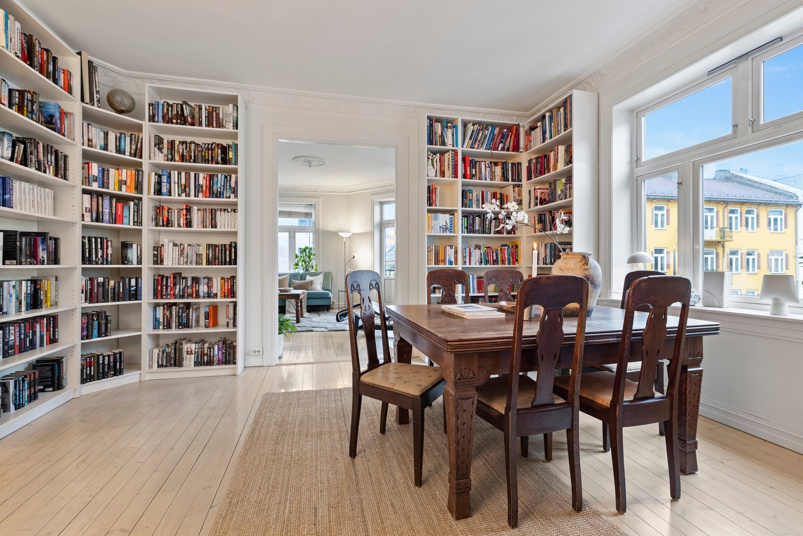 Dette er en klassisk og romslig 4-roms hjørneleilighet med 2 balkonger, attraktive kvaliteter, stukkatur, rosett og en god planløsning.
Foto: Marika Mørkestøl. Galleribilde