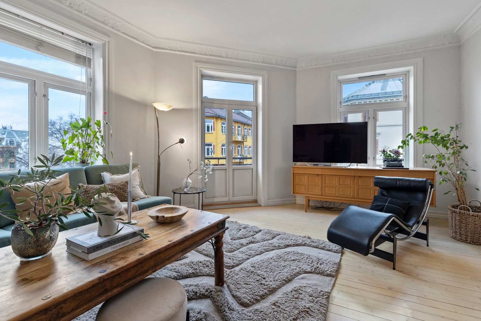 Fra stuen er det utgang til vestvendt balkong, hvor man kan nyte rolige stunder utendørs. Galleribilde