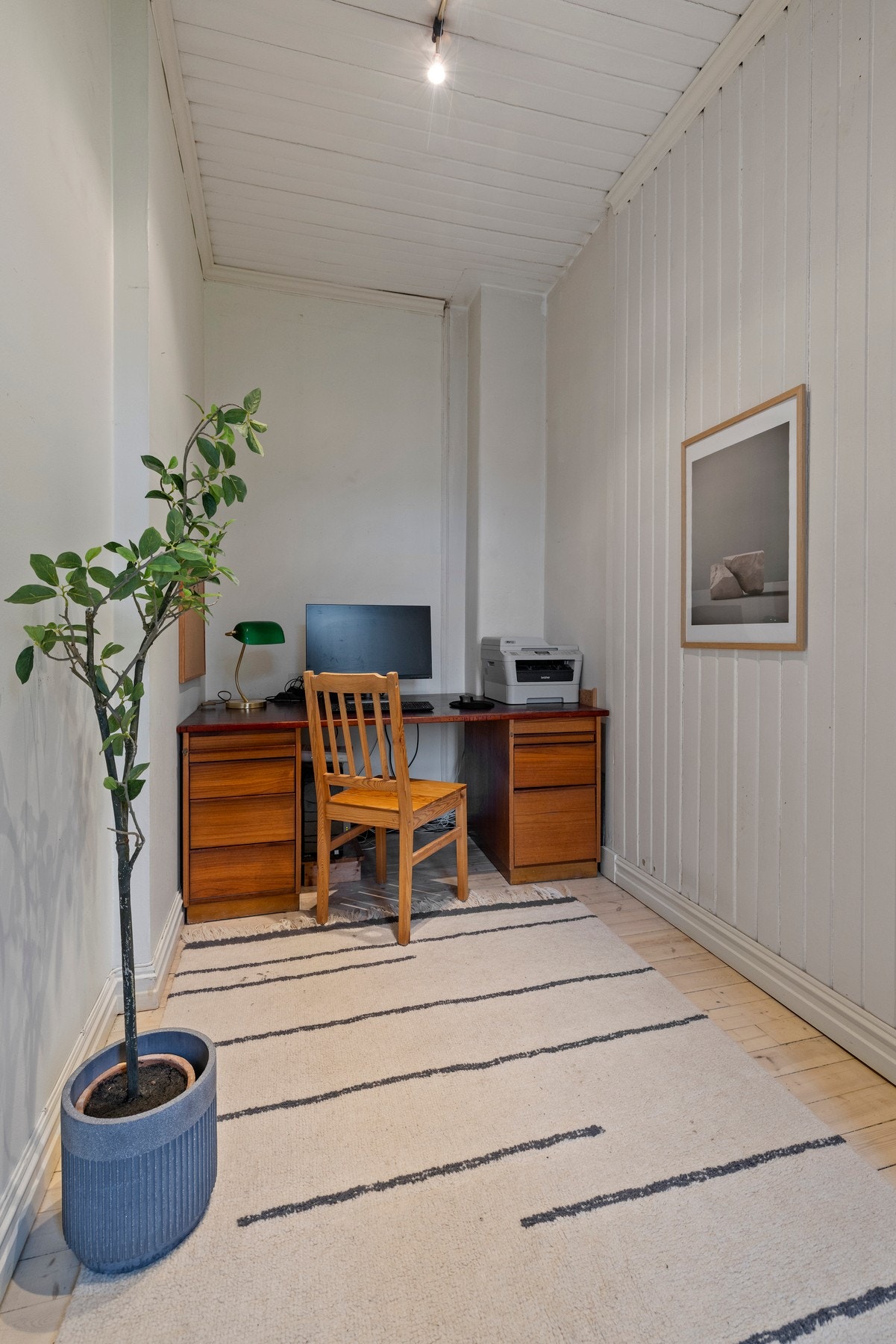 Det andre soverommet i leiligheten ligger innenfor kjøkkenet og er velegnet som barnerom, gesterom eller hjemmekontor. Galleribilde