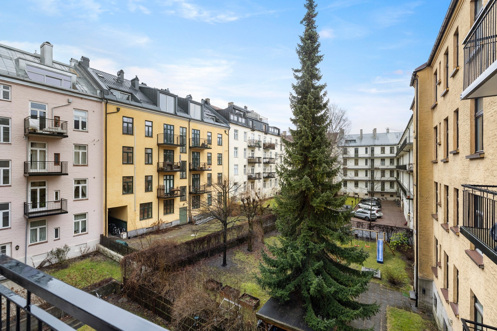 Hyggelig utsikt mot felles bakgård, som er til benyttelse for sameiets beboere. Galleribilde