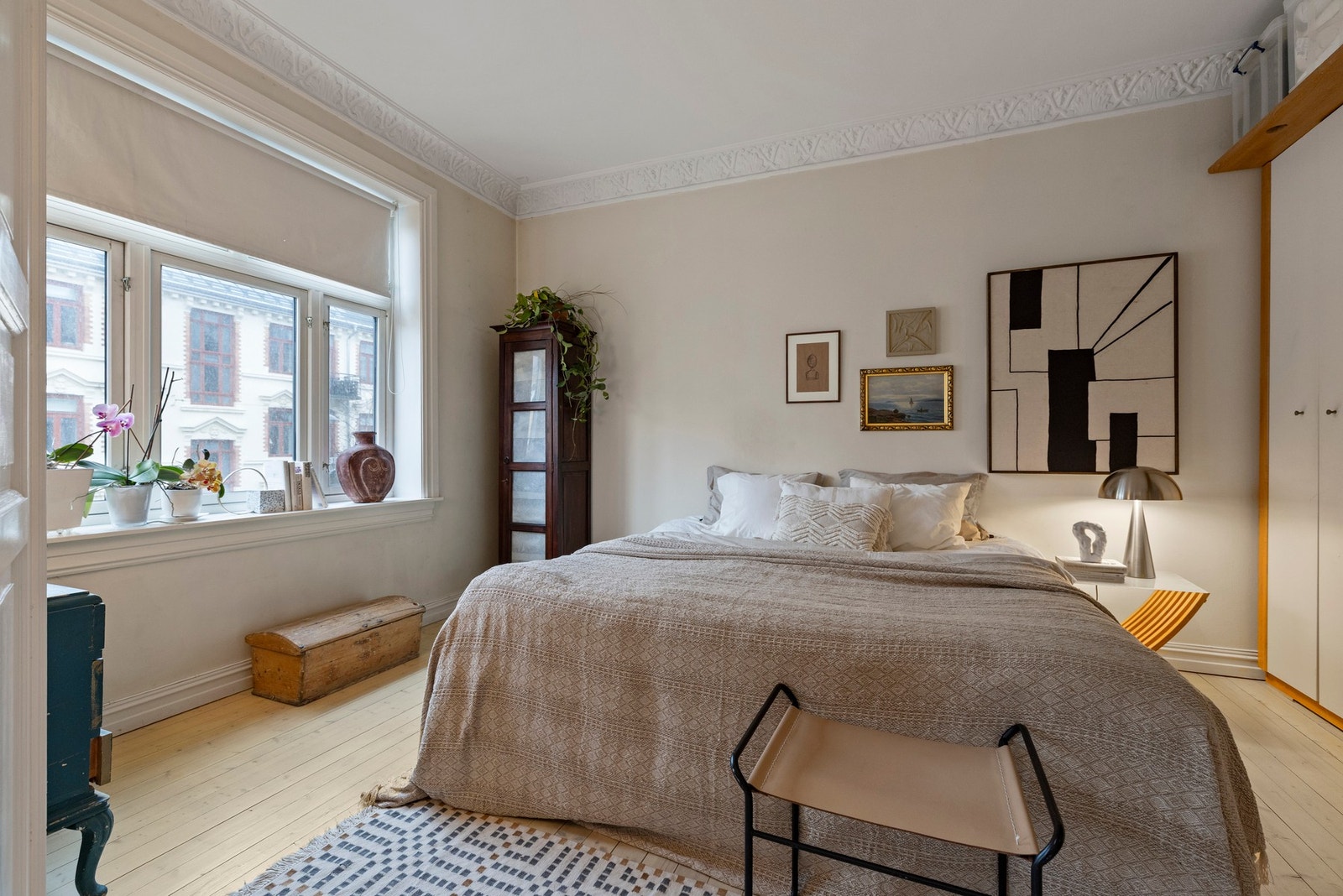 Hovedsoverommet fremstår som et romslig og harmonisk rom med god plass til dobbeltseng og tilhørende møblering. Galleribilde